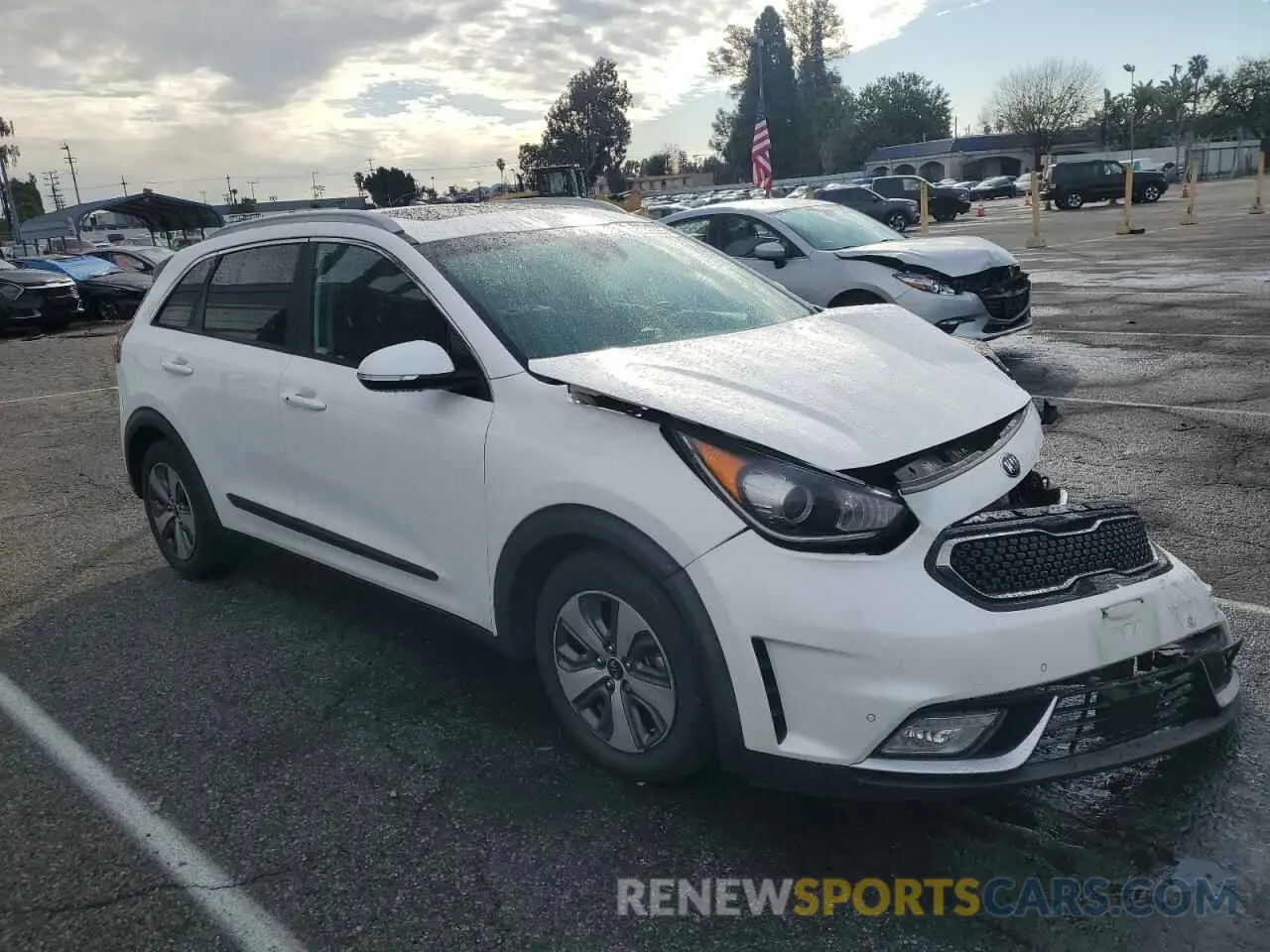 4 Photograph of a damaged car KNDCE3LC2K5323834 KIA NIRO 2019