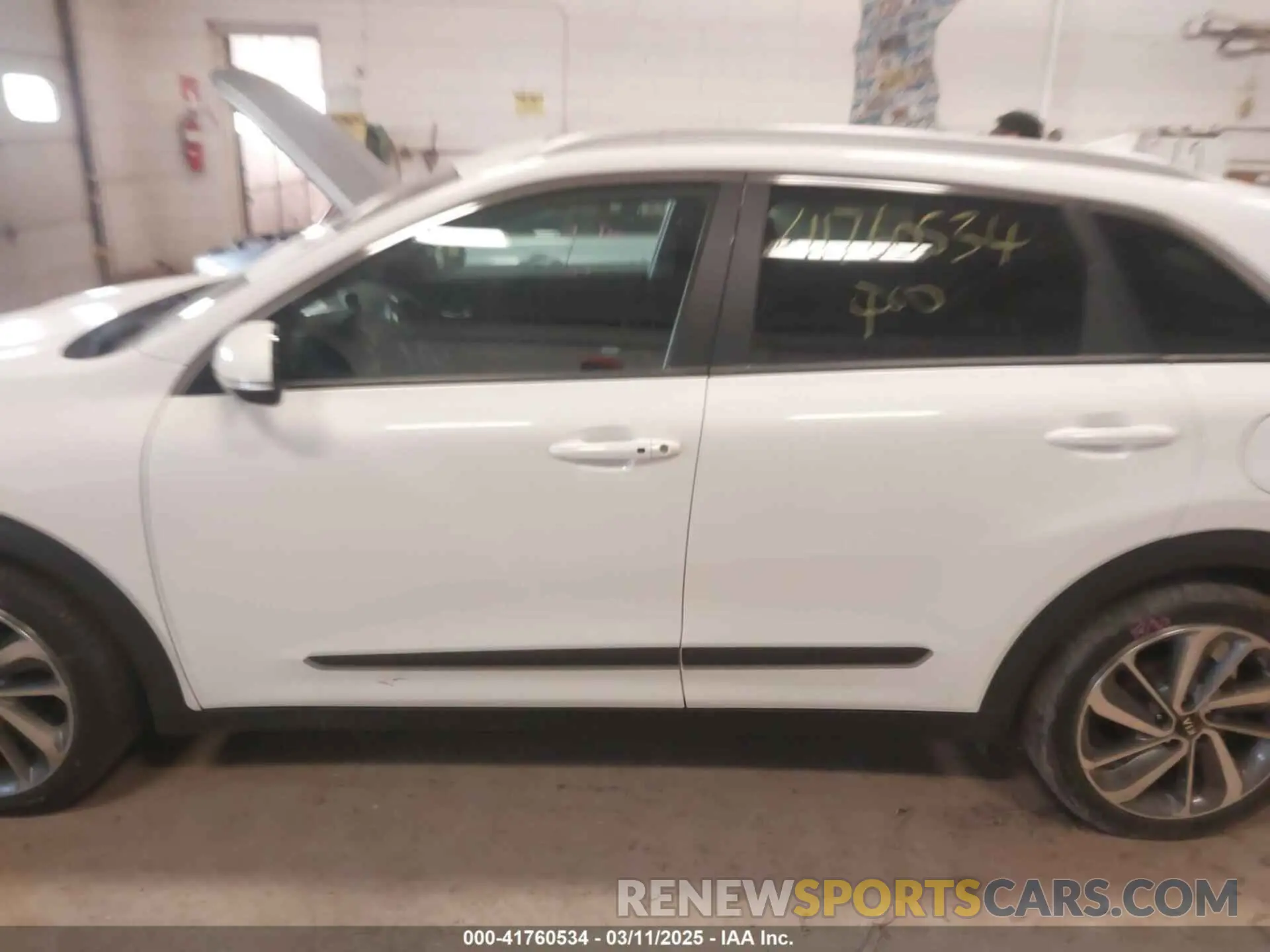 14 Photograph of a damaged car KNDCE3LC3K5216257 KIA NIRO 2019