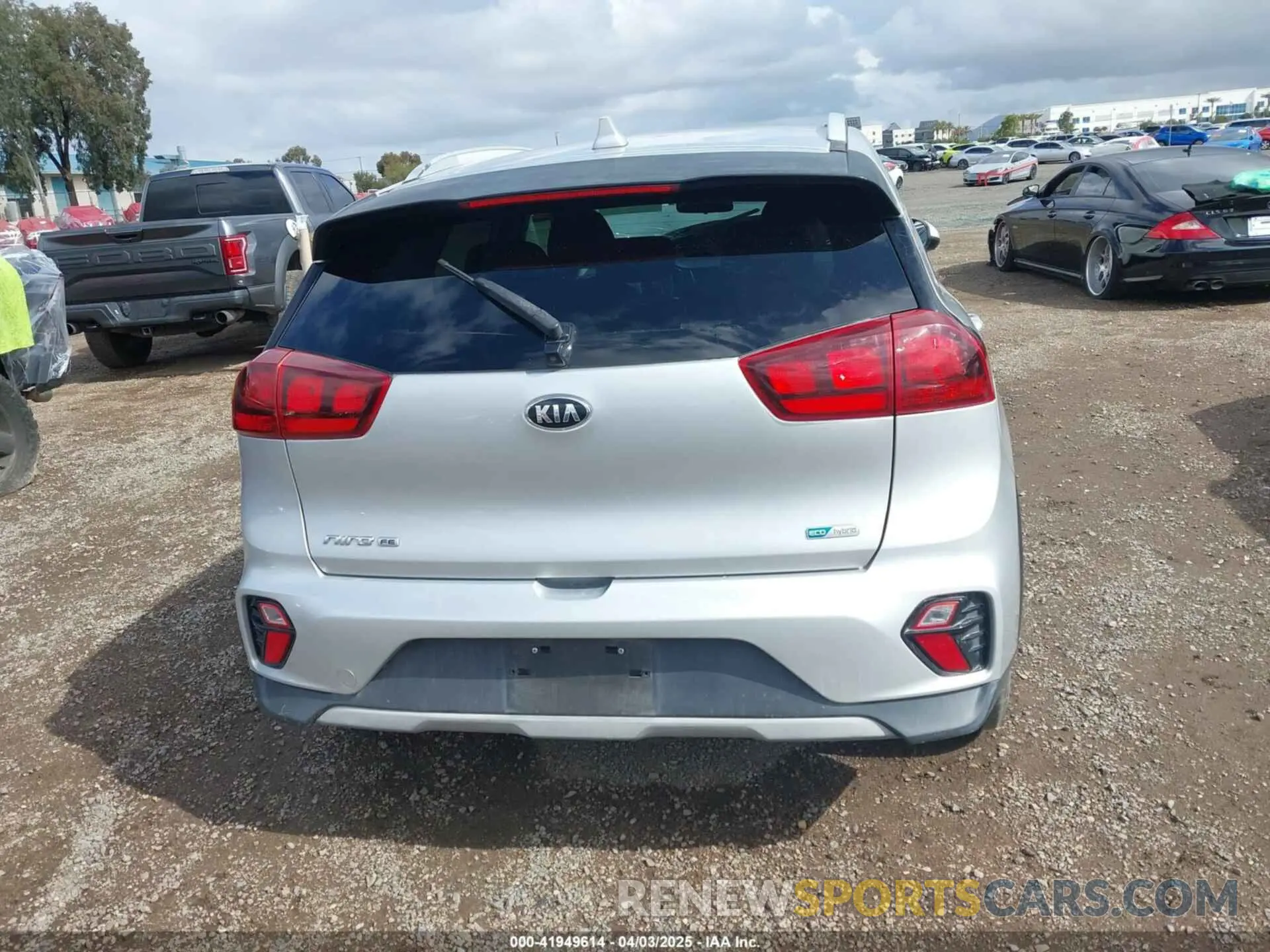 17 Photograph of a damaged car KNDCB3LC0L5371441 KIA NIRO 2020