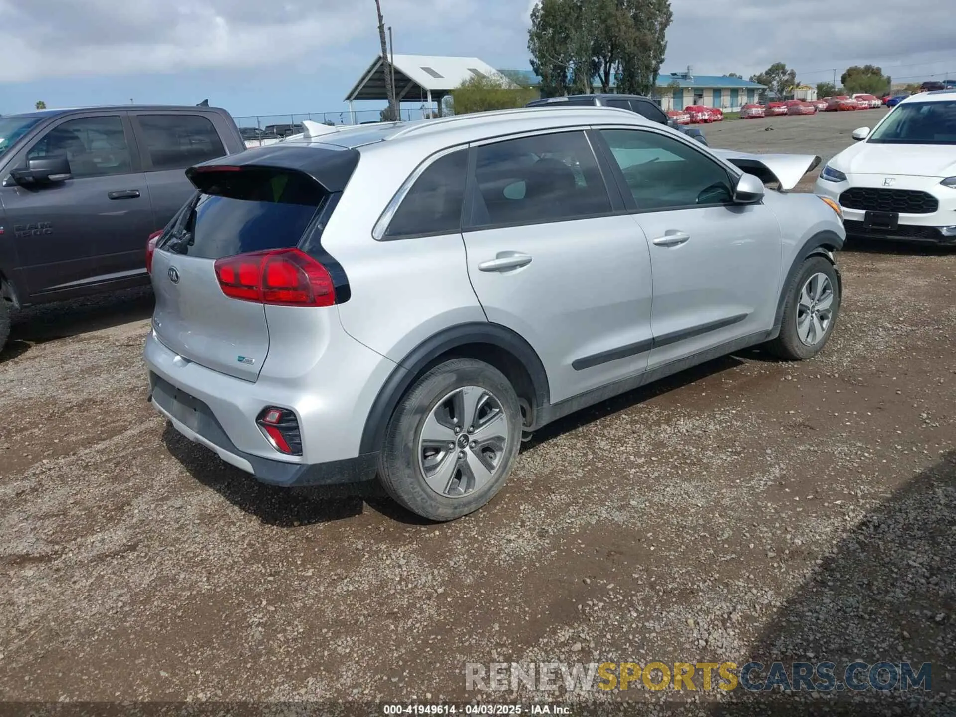 4 Photograph of a damaged car KNDCB3LC0L5371441 KIA NIRO 2020