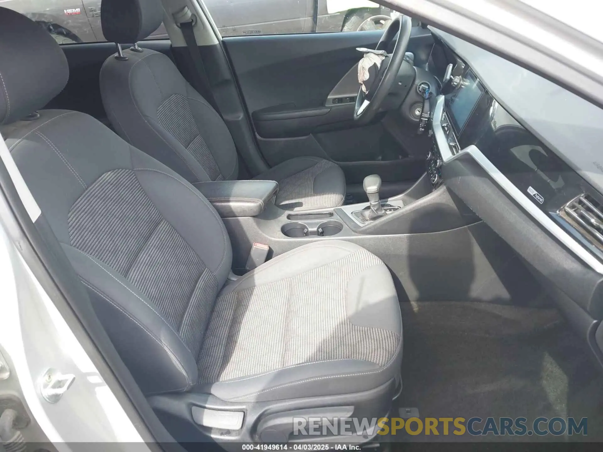 5 Photograph of a damaged car KNDCB3LC0L5371441 KIA NIRO 2020