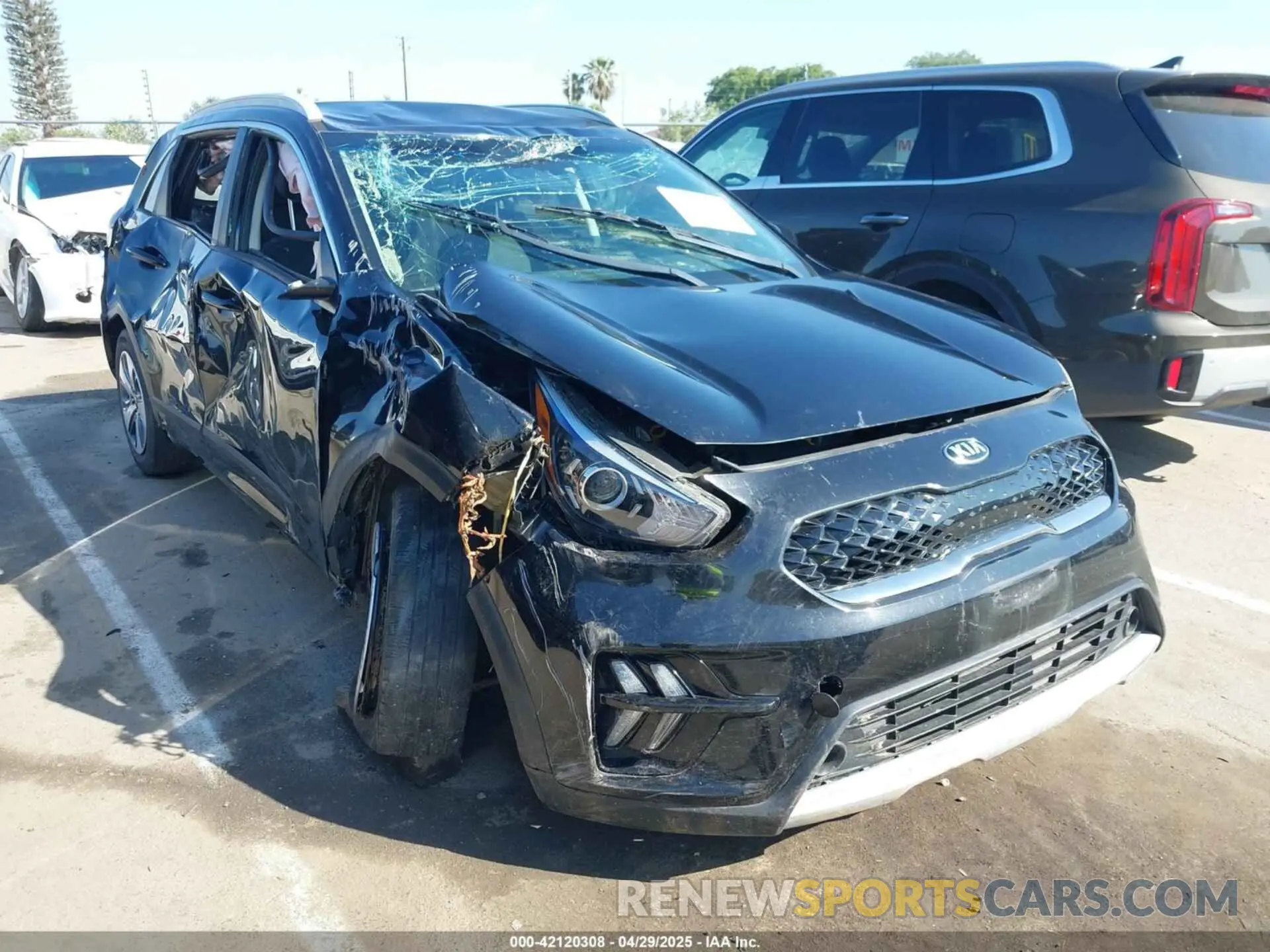 1 Photograph of a damaged car KNDCB3LC2L5375460 KIA NIRO 2020