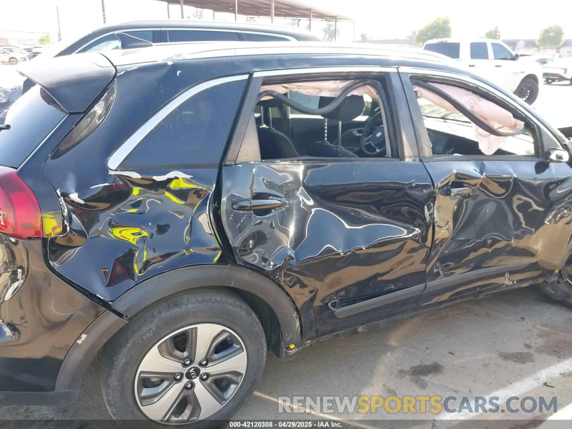13 Photograph of a damaged car KNDCB3LC2L5375460 KIA NIRO 2020