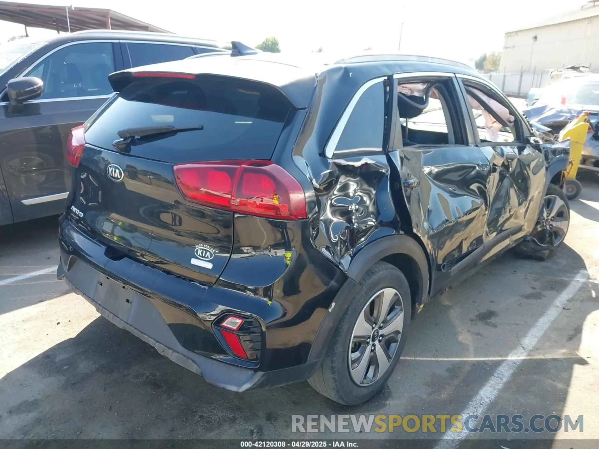 4 Photograph of a damaged car KNDCB3LC2L5375460 KIA NIRO 2020