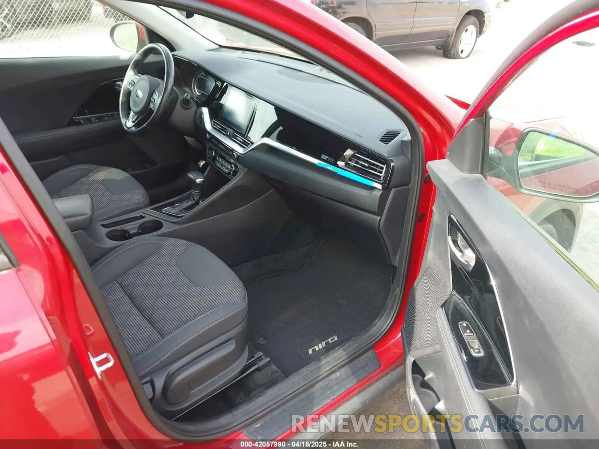 5 Photograph of a damaged car KNDCB3LC2L5420378 KIA NIRO 2020