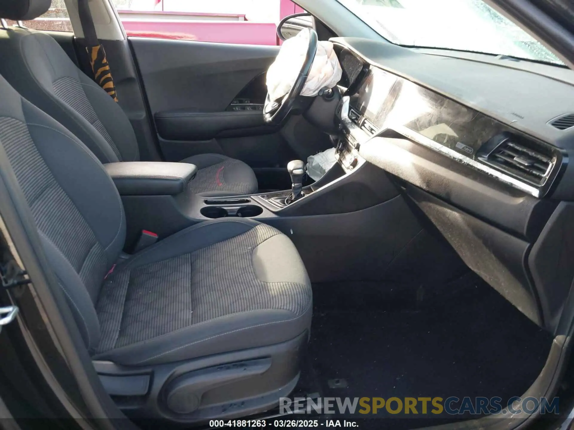 5 Photograph of a damaged car KNDCB3LC2L5422695 KIA NIRO 2020