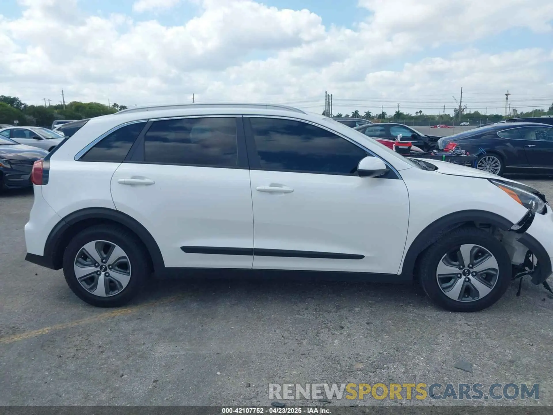13 Photograph of a damaged car KNDCB3LC3L5423810 KIA NIRO 2020