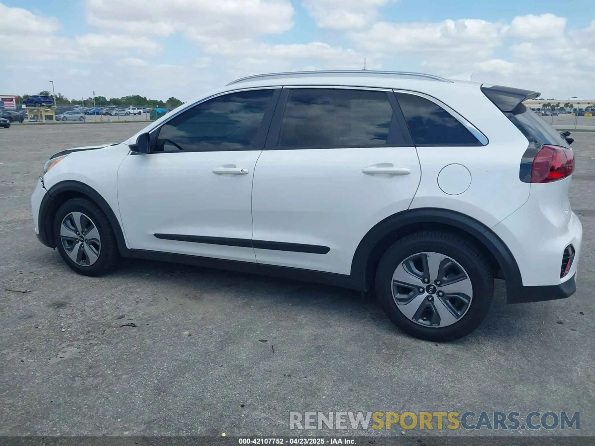 14 Photograph of a damaged car KNDCB3LC3L5423810 KIA NIRO 2020