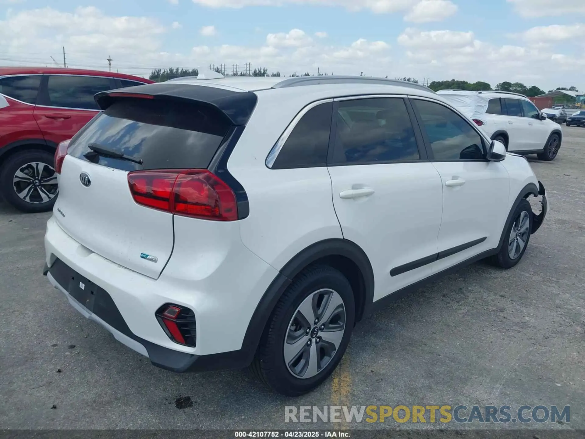 4 Photograph of a damaged car KNDCB3LC3L5423810 KIA NIRO 2020