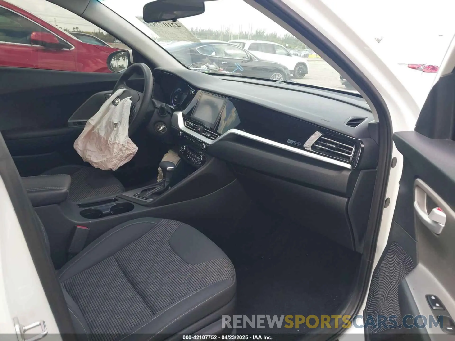 5 Photograph of a damaged car KNDCB3LC3L5423810 KIA NIRO 2020