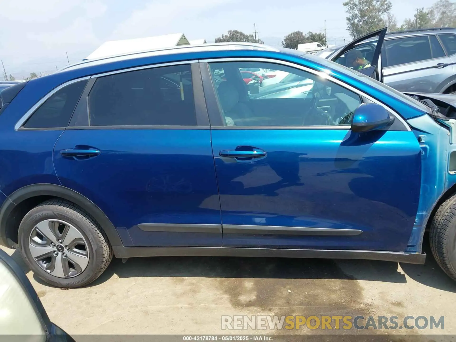 14 Photograph of a damaged car KNDCB3LC4L5398318 KIA NIRO 2020