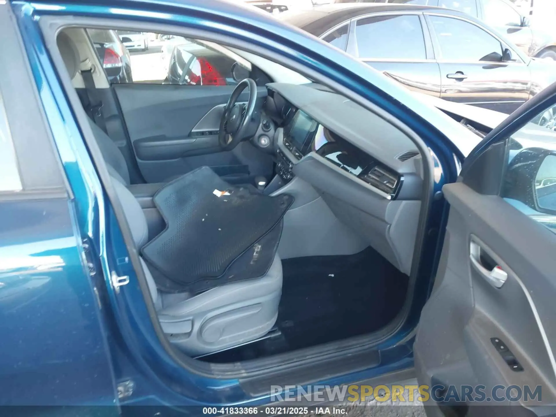 5 Photograph of a damaged car KNDCB3LC4L5439787 KIA NIRO 2020