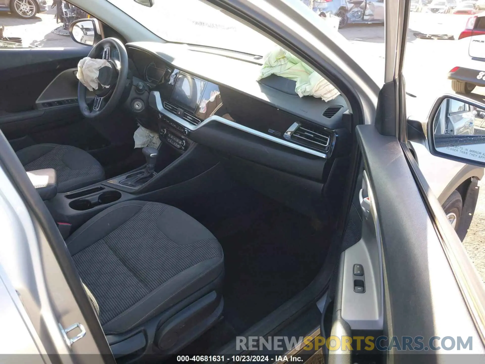 5 Photograph of a damaged car KNDCB3LC6L5438852 KIA NIRO 2020