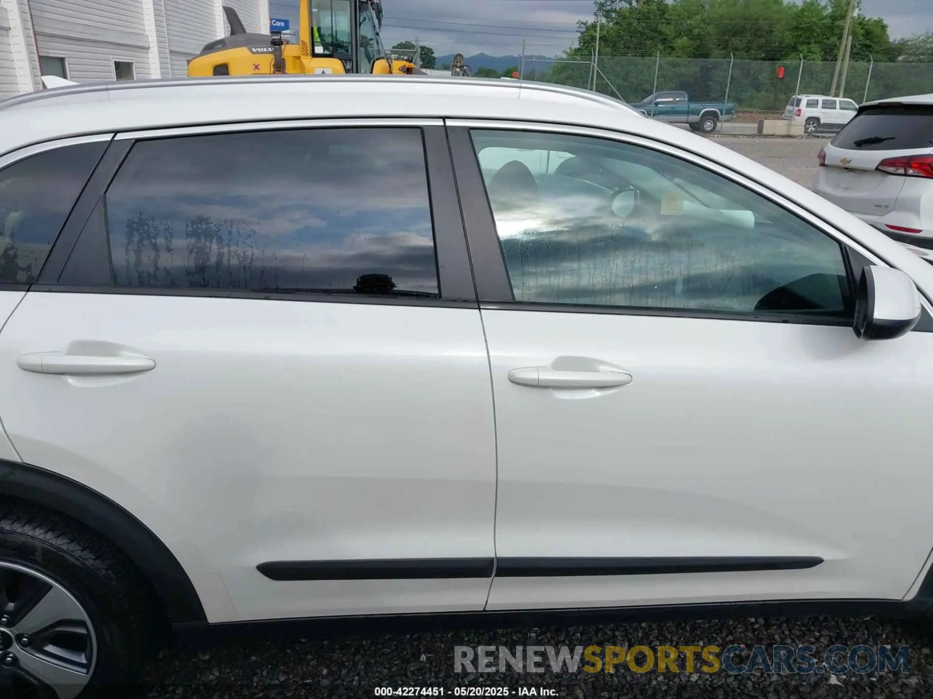 14 Photograph of a damaged car KNDCB3LC8L5420417 KIA NIRO 2020