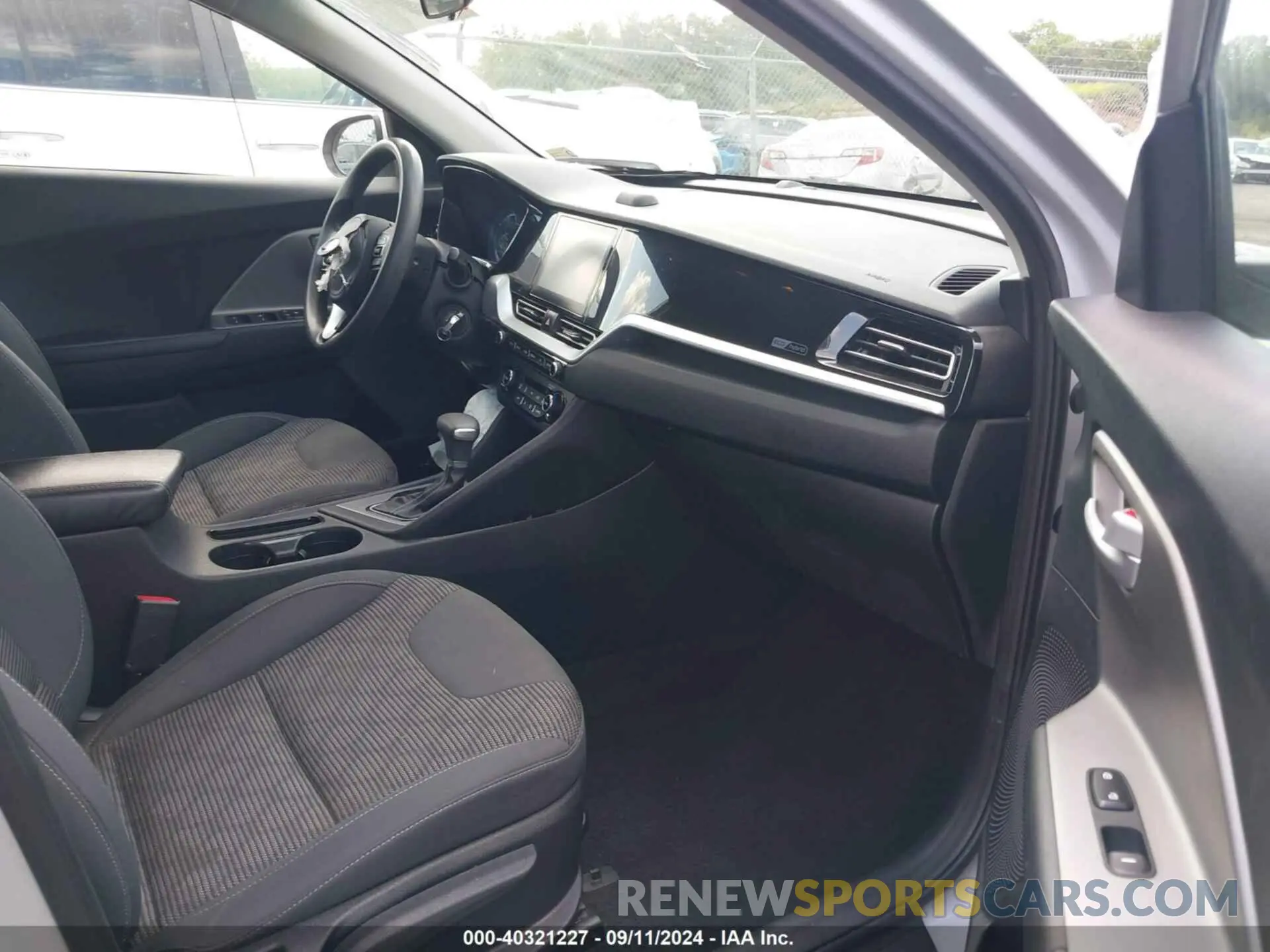 5 Photograph of a damaged car KNDCB3LC8L5439789 KIA NIRO 2020
