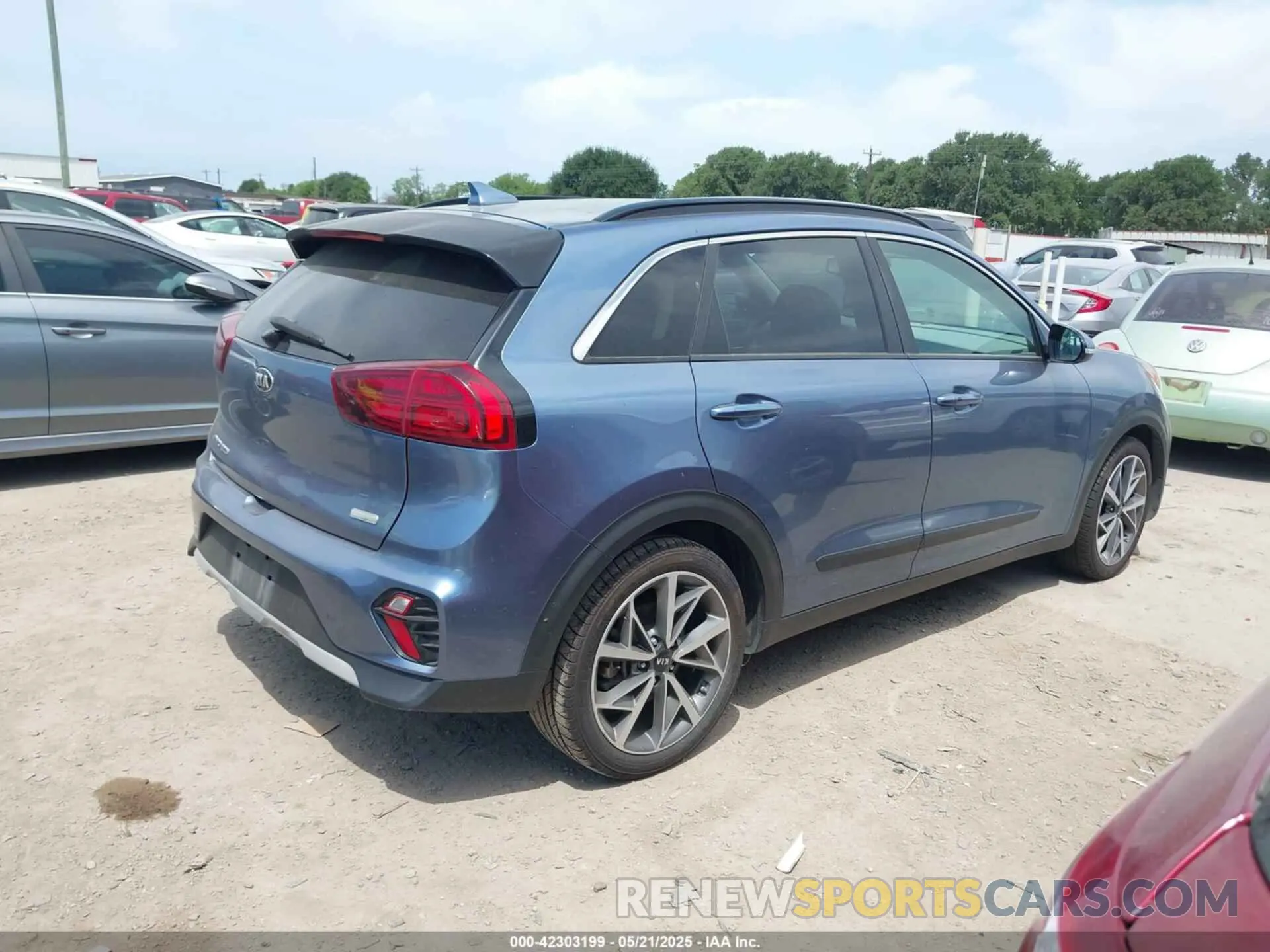 4 Photograph of a damaged car KNDCC3LC1L5394630 KIA NIRO 2020