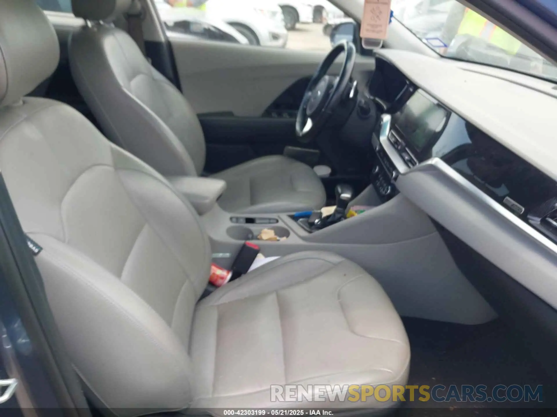 5 Photograph of a damaged car KNDCC3LC1L5394630 KIA NIRO 2020