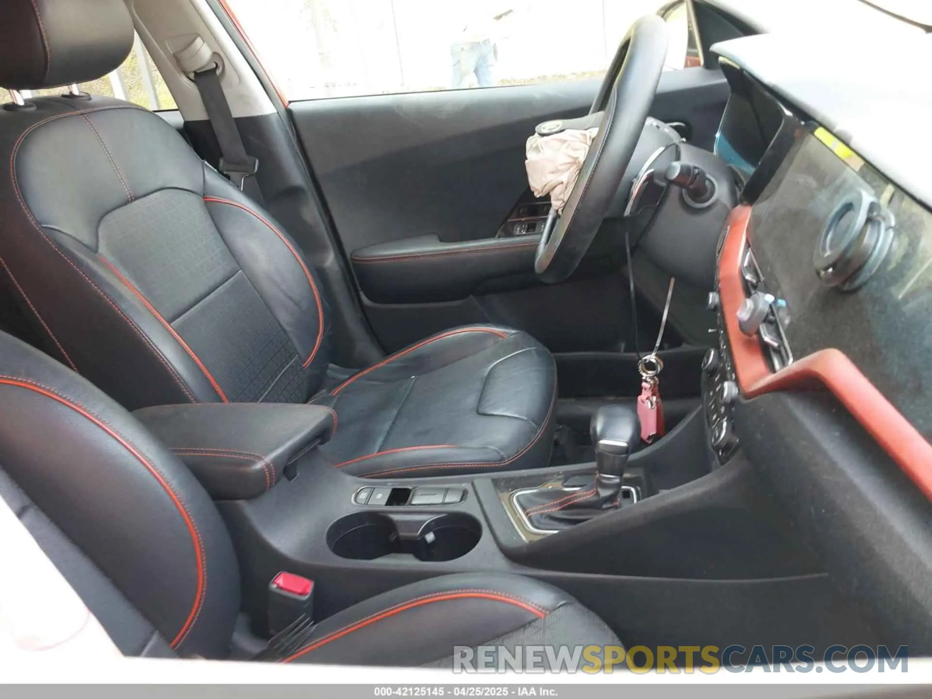 5 Photograph of a damaged car KNDCC3LC7L5393563 KIA NIRO 2020