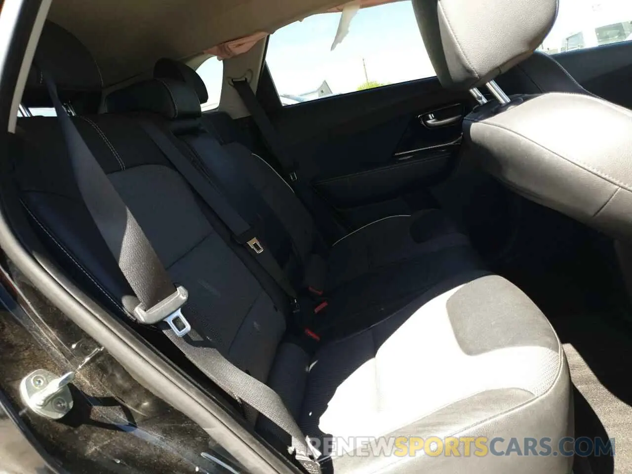 11 Photograph of a damaged car KNDCC3LG0L5080972 KIA NIRO 2020