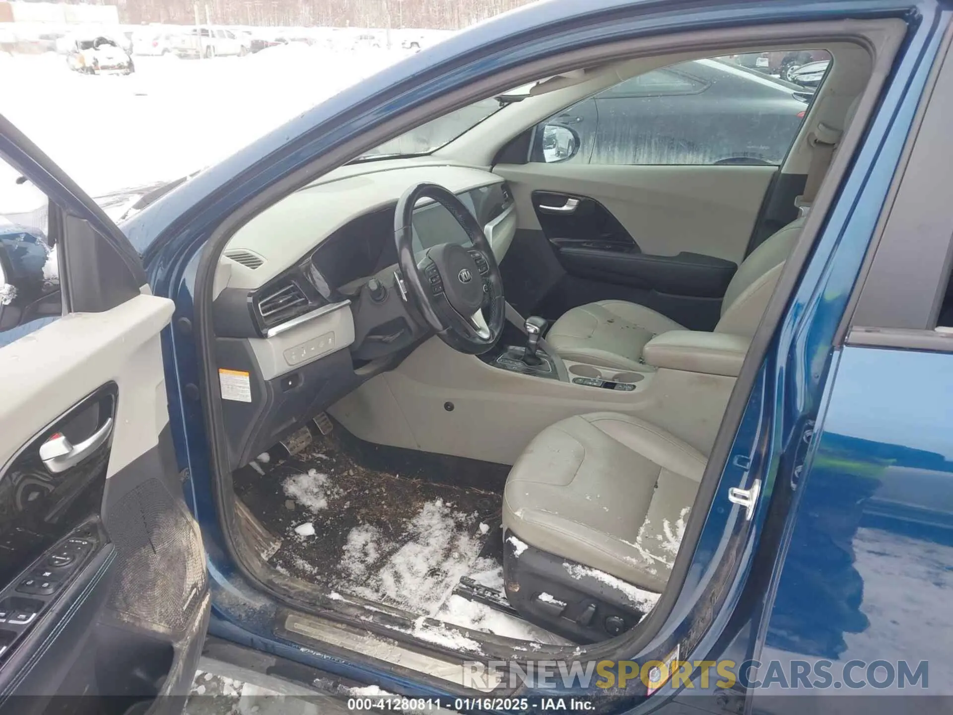 5 Photograph of a damaged car KNDCE3LC2L5366796 KIA NIRO 2020