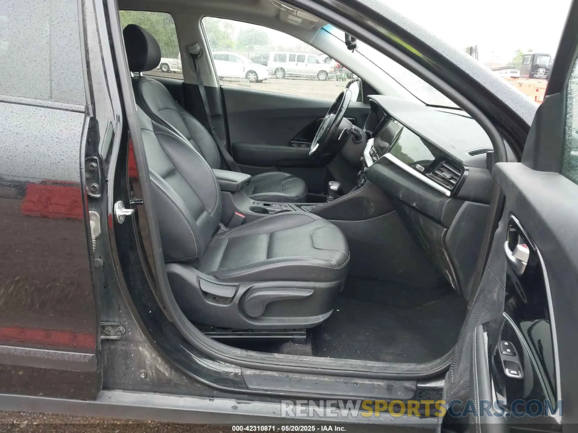5 Photograph of a damaged car KNDCE3LC8L5429027 KIA NIRO 2020