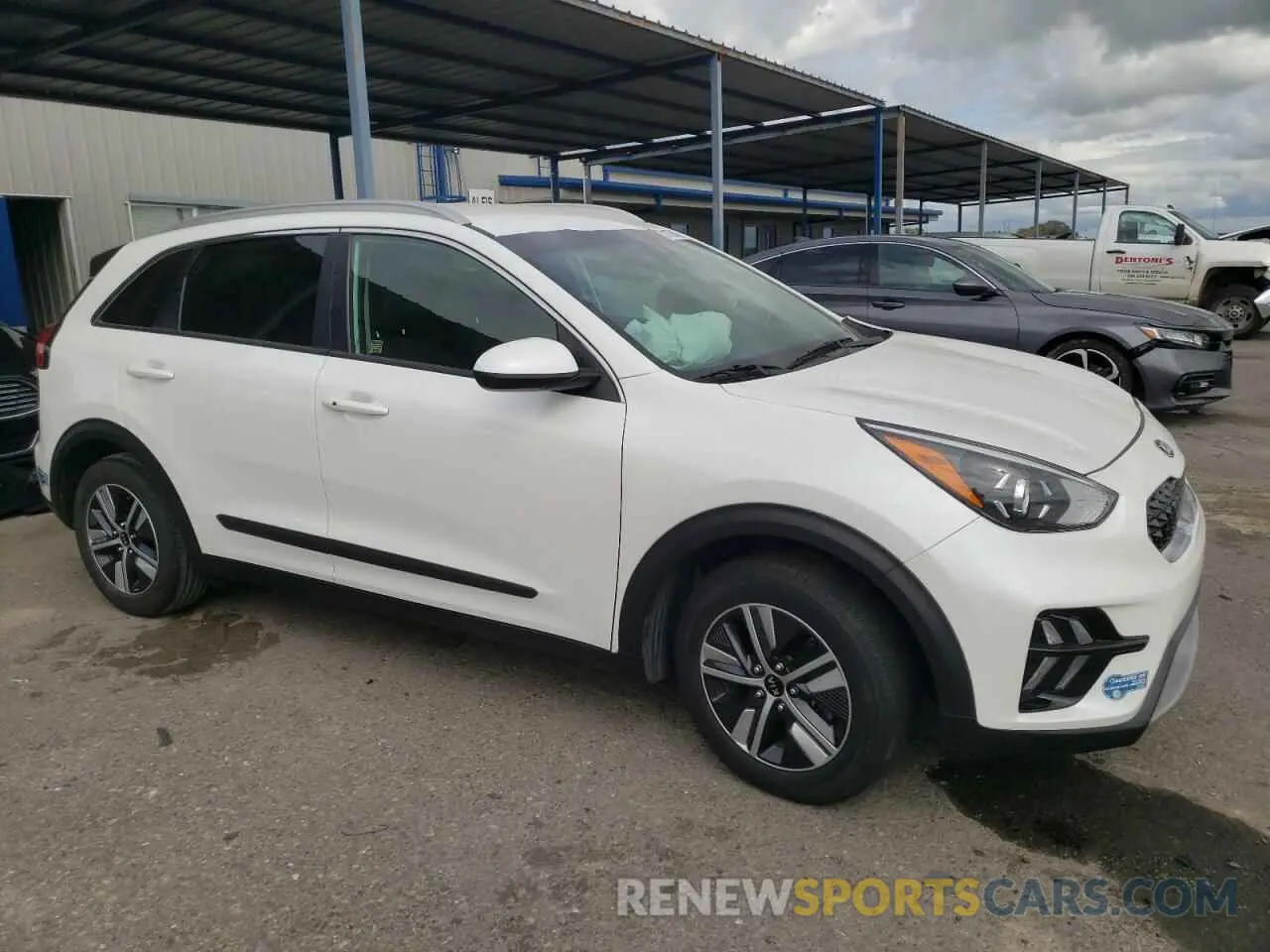 4 Photograph of a damaged car KNDCM3LD0L5433102 KIA NIRO 2020