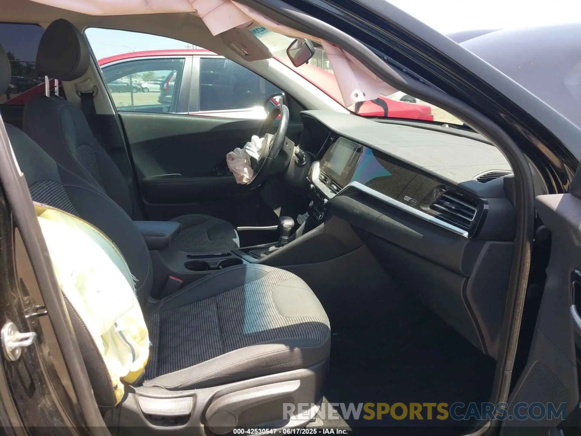 5 Photograph of a damaged car KNDCB3LC0M5479995 KIA NIRO 2021