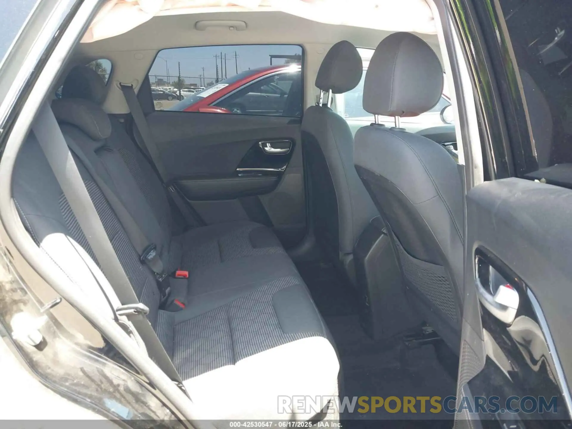 8 Photograph of a damaged car KNDCB3LC0M5479995 KIA NIRO 2021