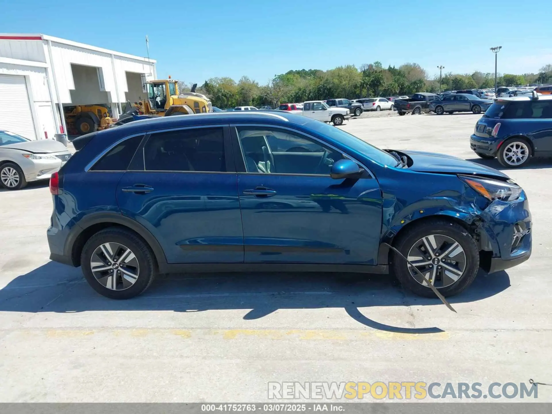 14 Photograph of a damaged car KNDCB3LC1M5471386 KIA NIRO 2021