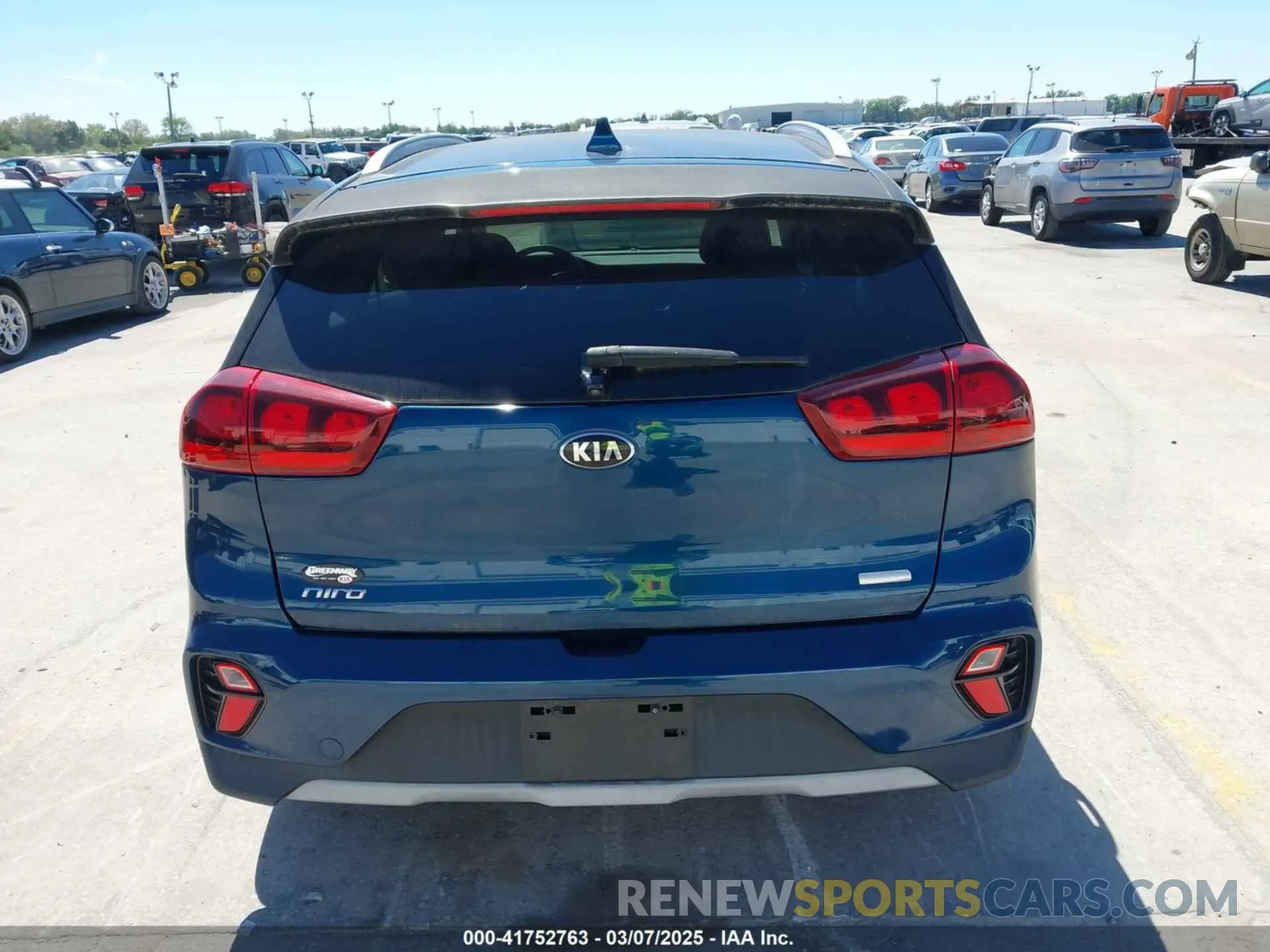 17 Photograph of a damaged car KNDCB3LC1M5471386 KIA NIRO 2021