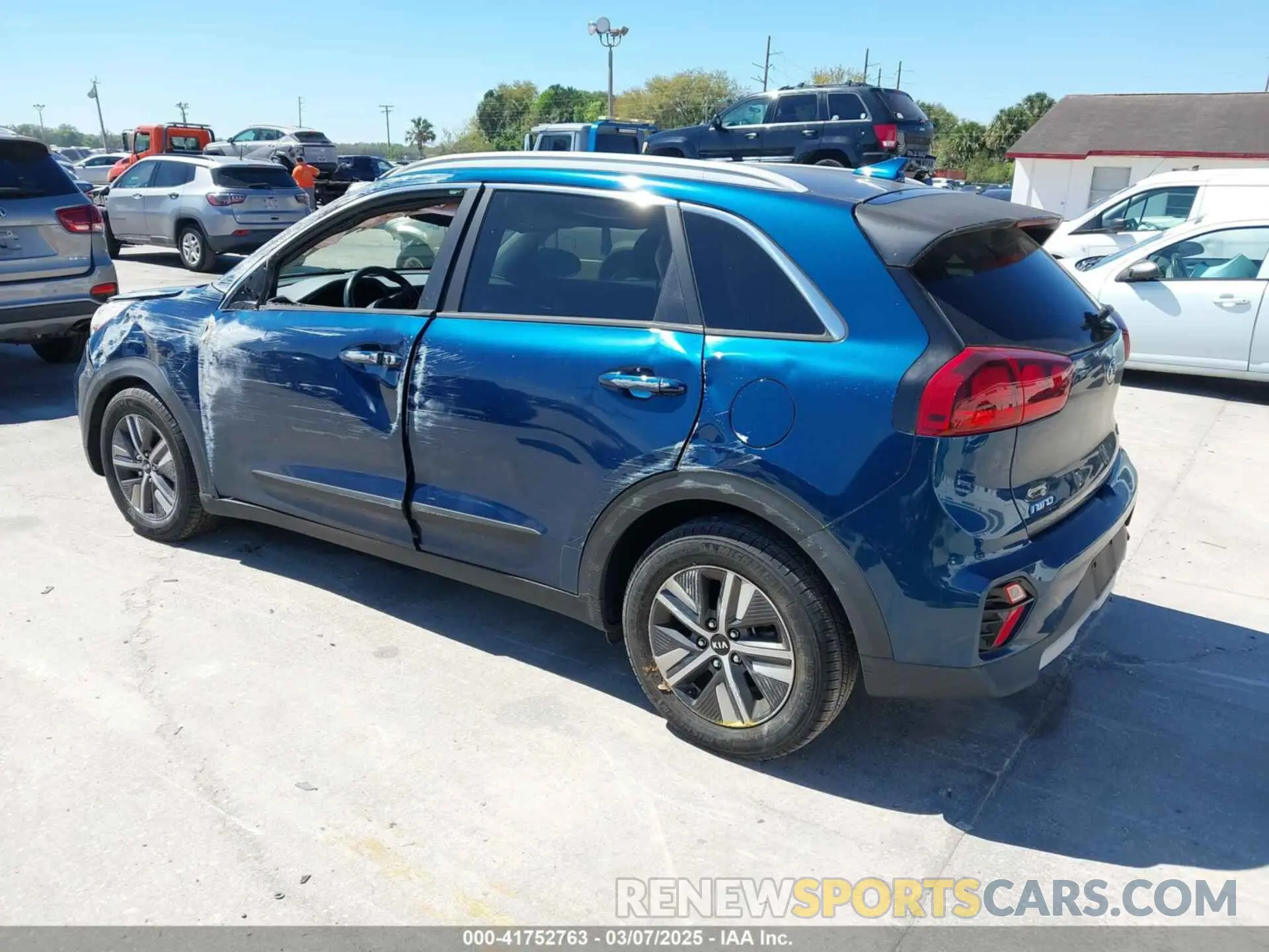 3 Photograph of a damaged car KNDCB3LC1M5471386 KIA NIRO 2021