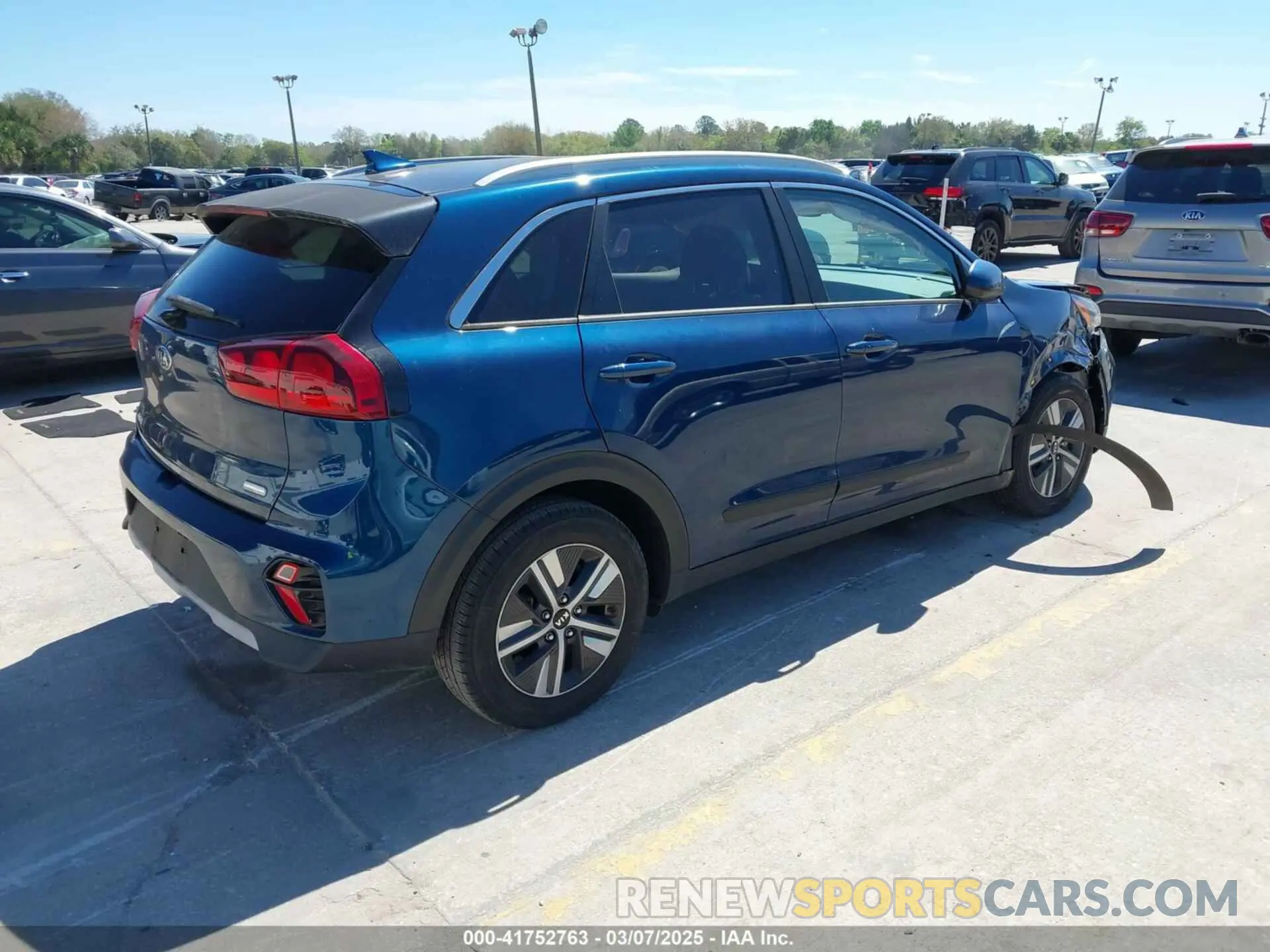 4 Photograph of a damaged car KNDCB3LC1M5471386 KIA NIRO 2021