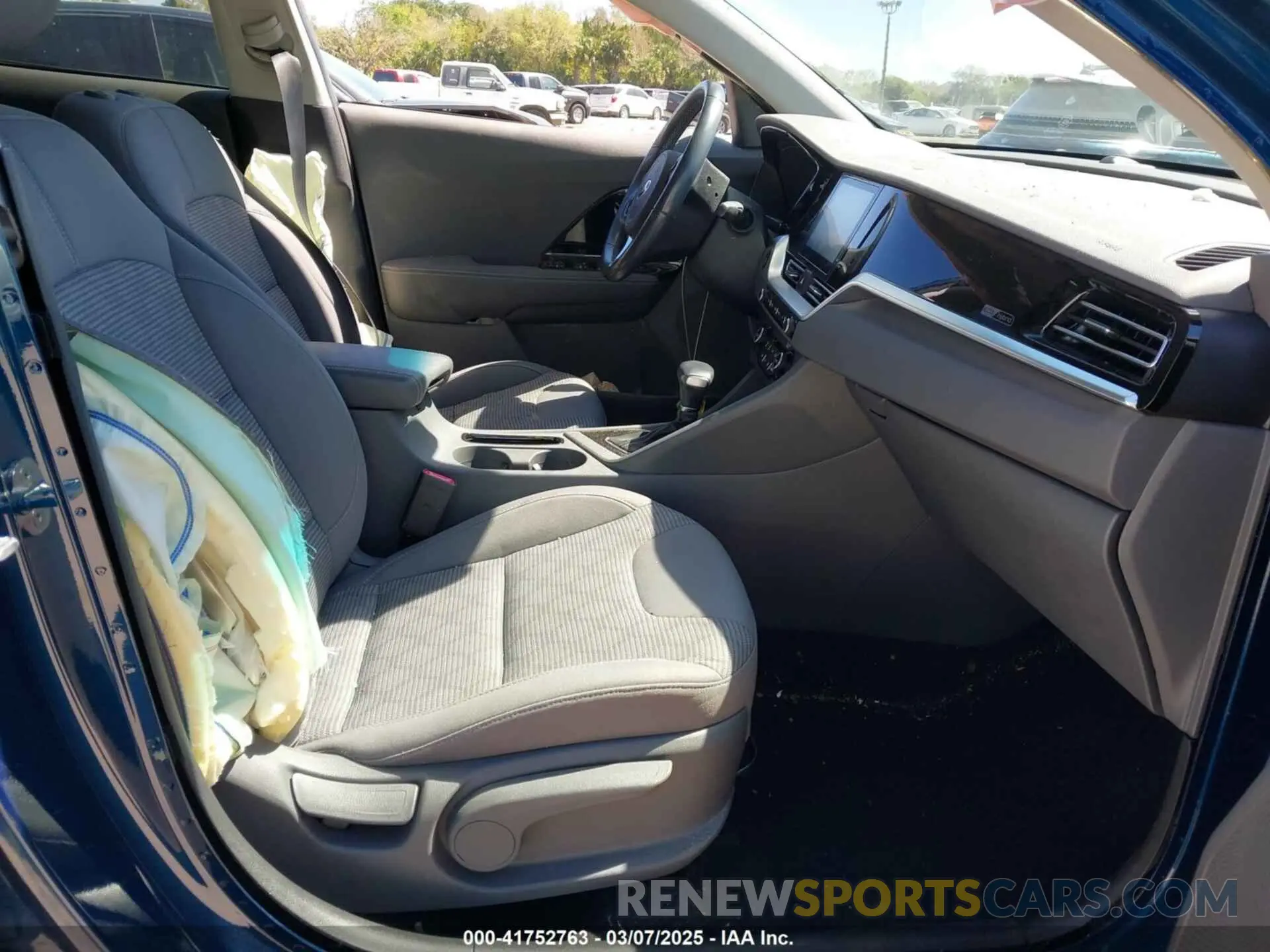 5 Photograph of a damaged car KNDCB3LC1M5471386 KIA NIRO 2021