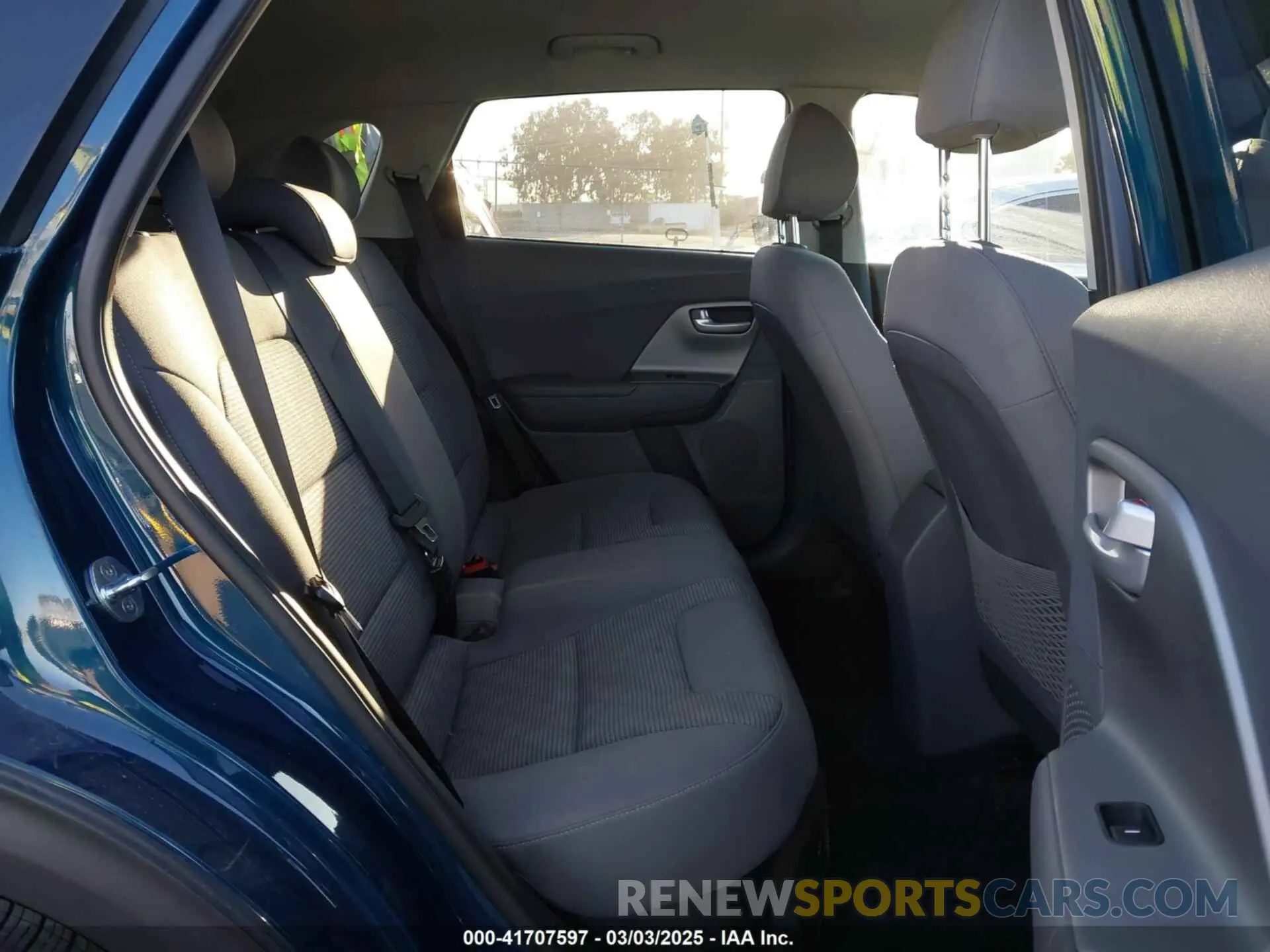 8 Photograph of a damaged car KNDCB3LC4M5471852 KIA NIRO 2021