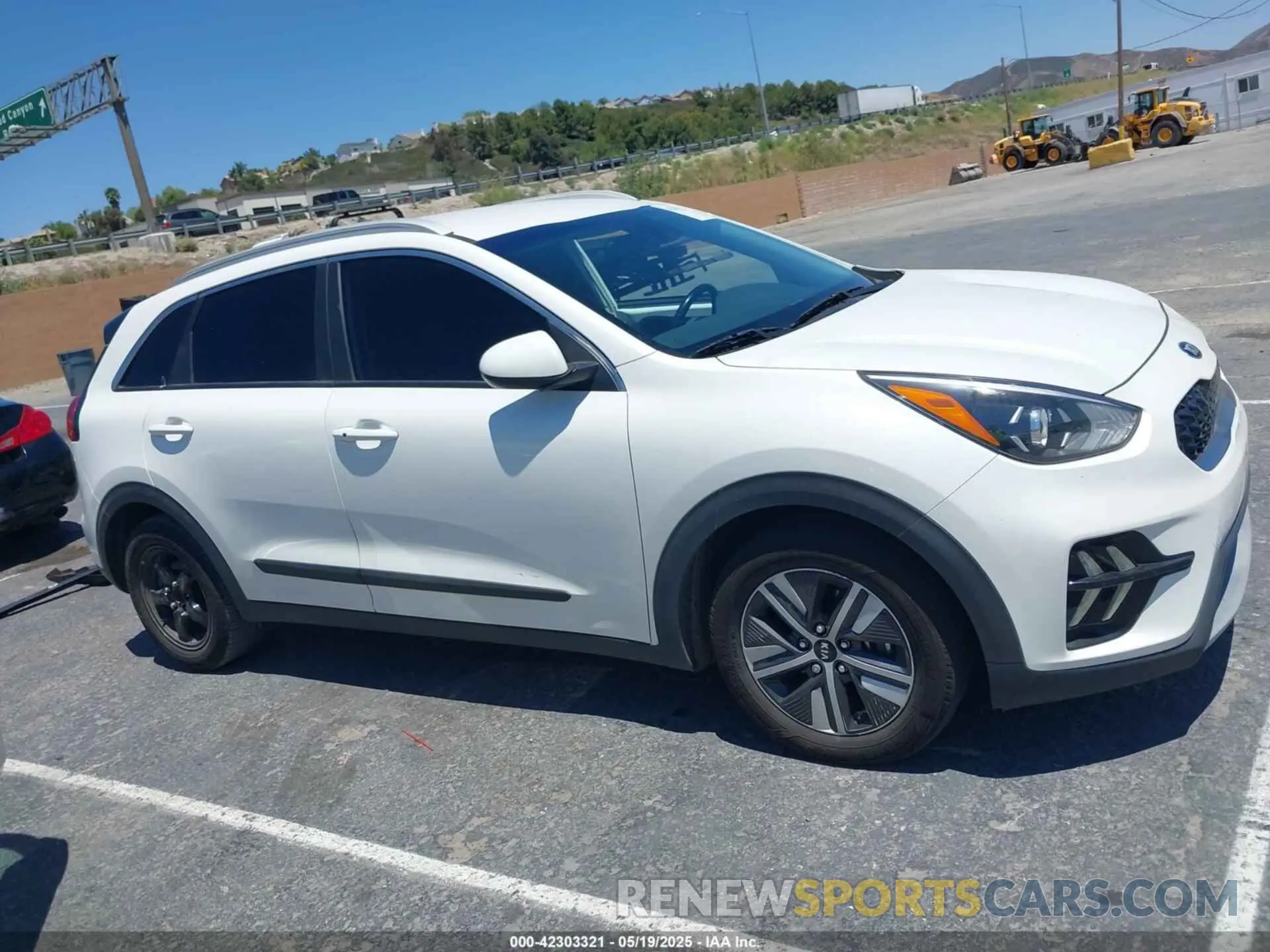 14 Photograph of a damaged car KNDCB3LC4M5481281 KIA NIRO 2021