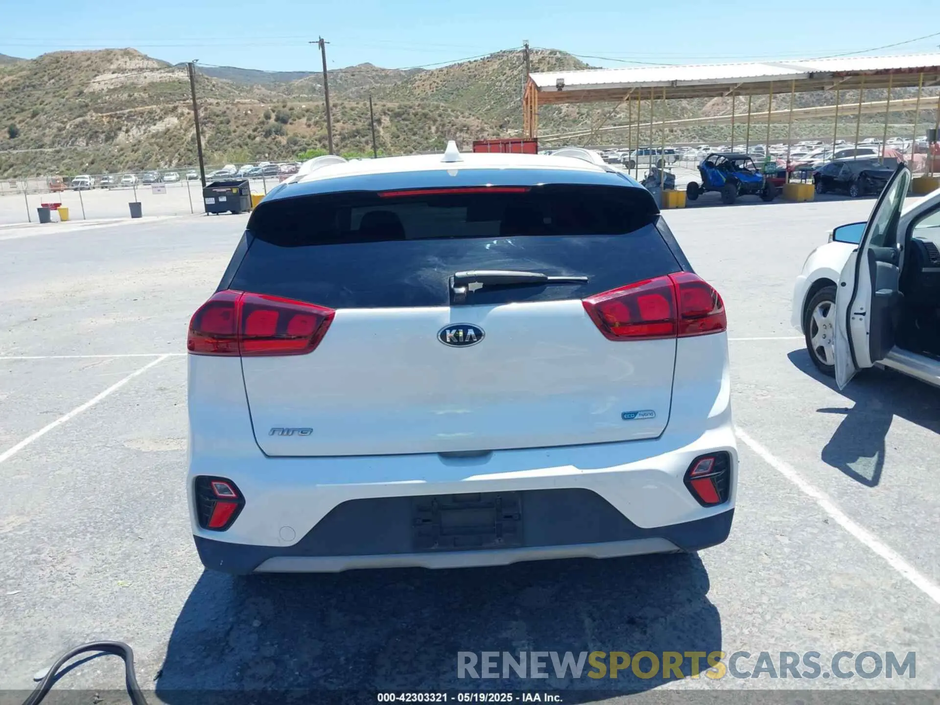 17 Photograph of a damaged car KNDCB3LC4M5481281 KIA NIRO 2021