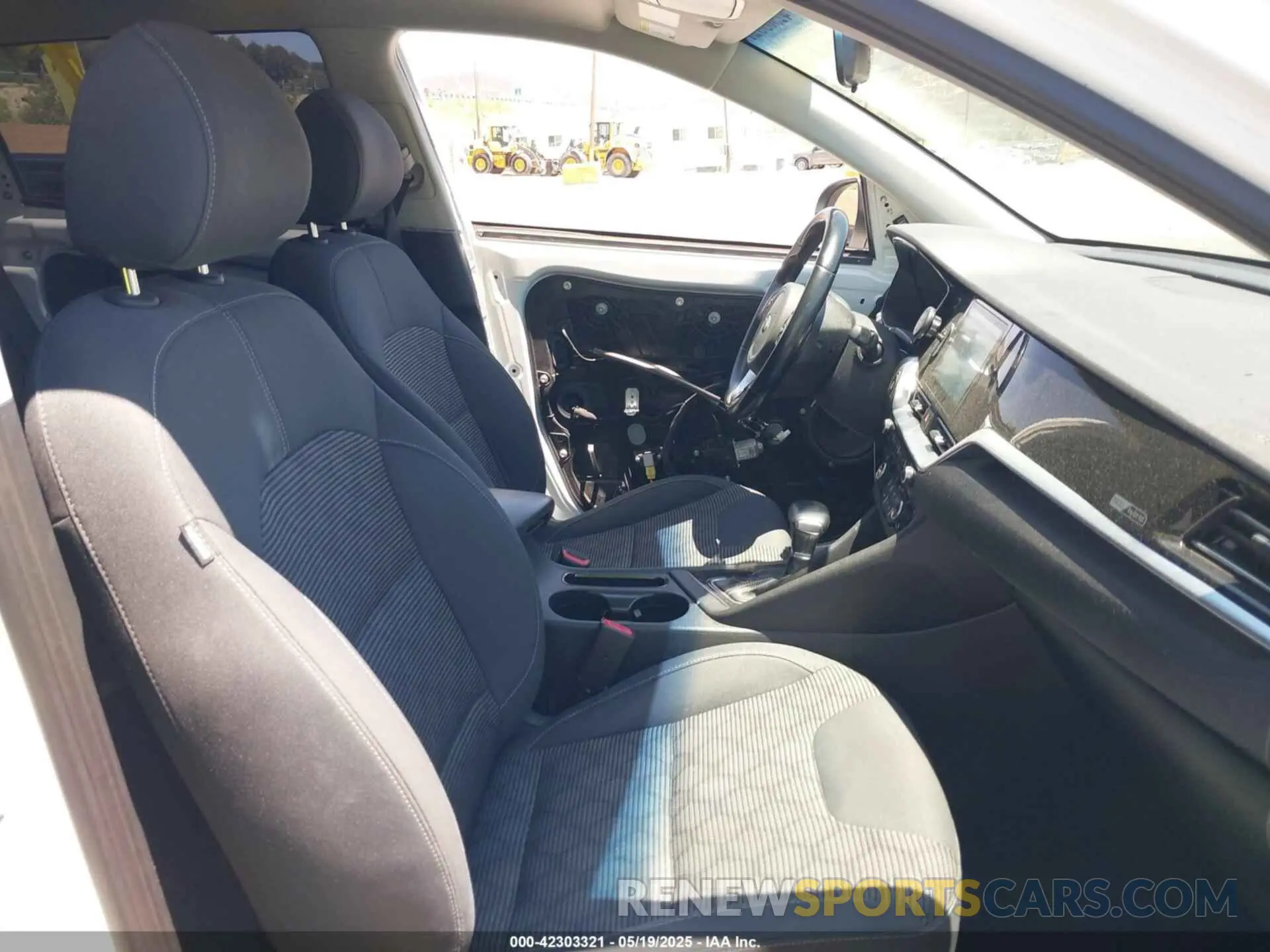 5 Photograph of a damaged car KNDCB3LC4M5481281 KIA NIRO 2021
