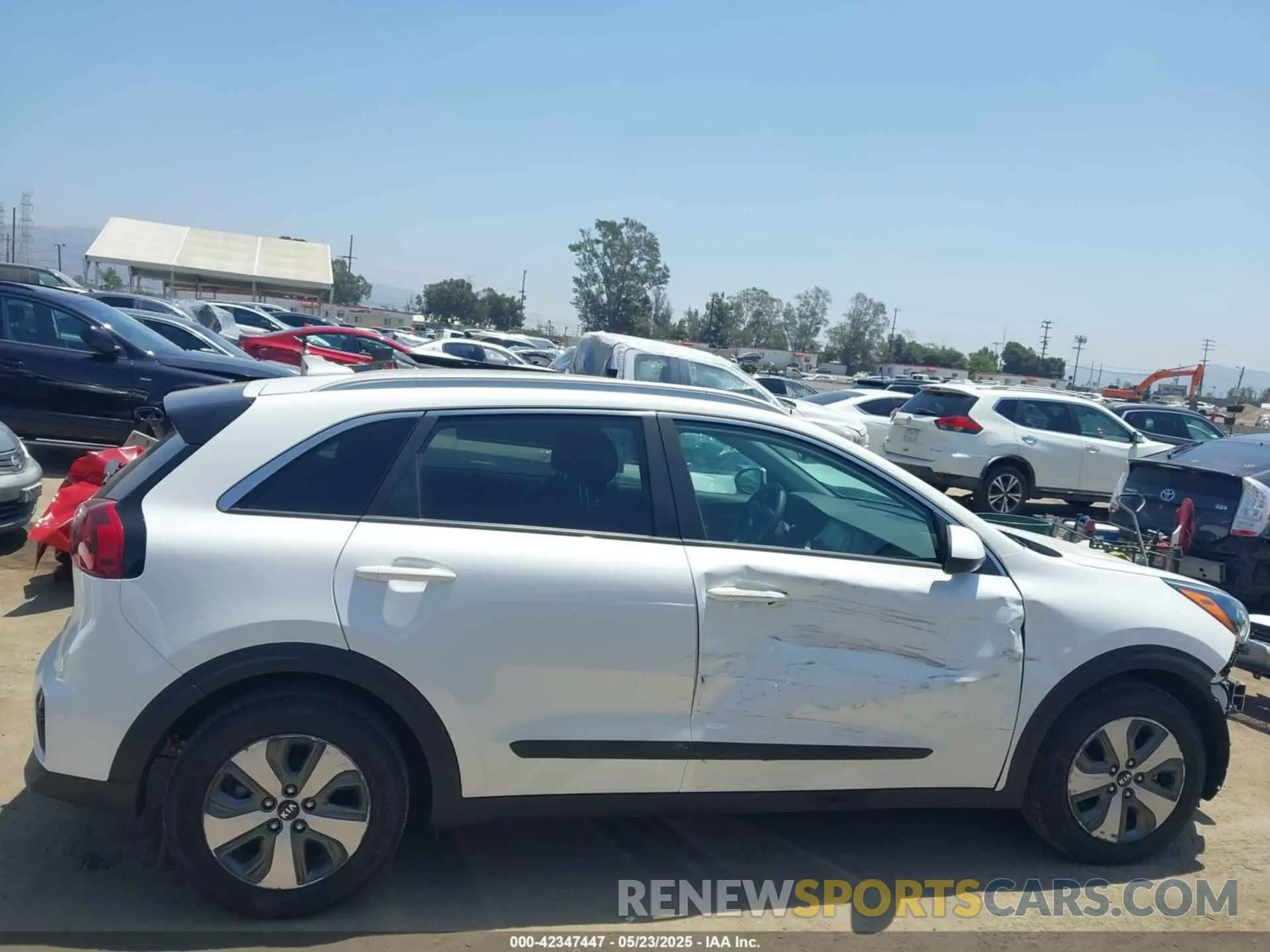 14 Photograph of a damaged car KNDCB3LC7M5465642 KIA NIRO 2021