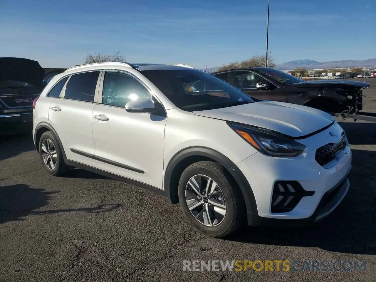 4 Photograph of a damaged car KNDCC3LD2M5485402 KIA NIRO 2021