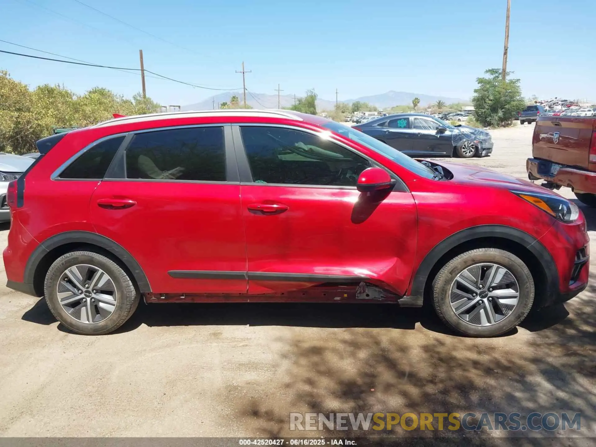 13 Photograph of a damaged car KNDCB3LC0N5548587 KIA NIRO 2022