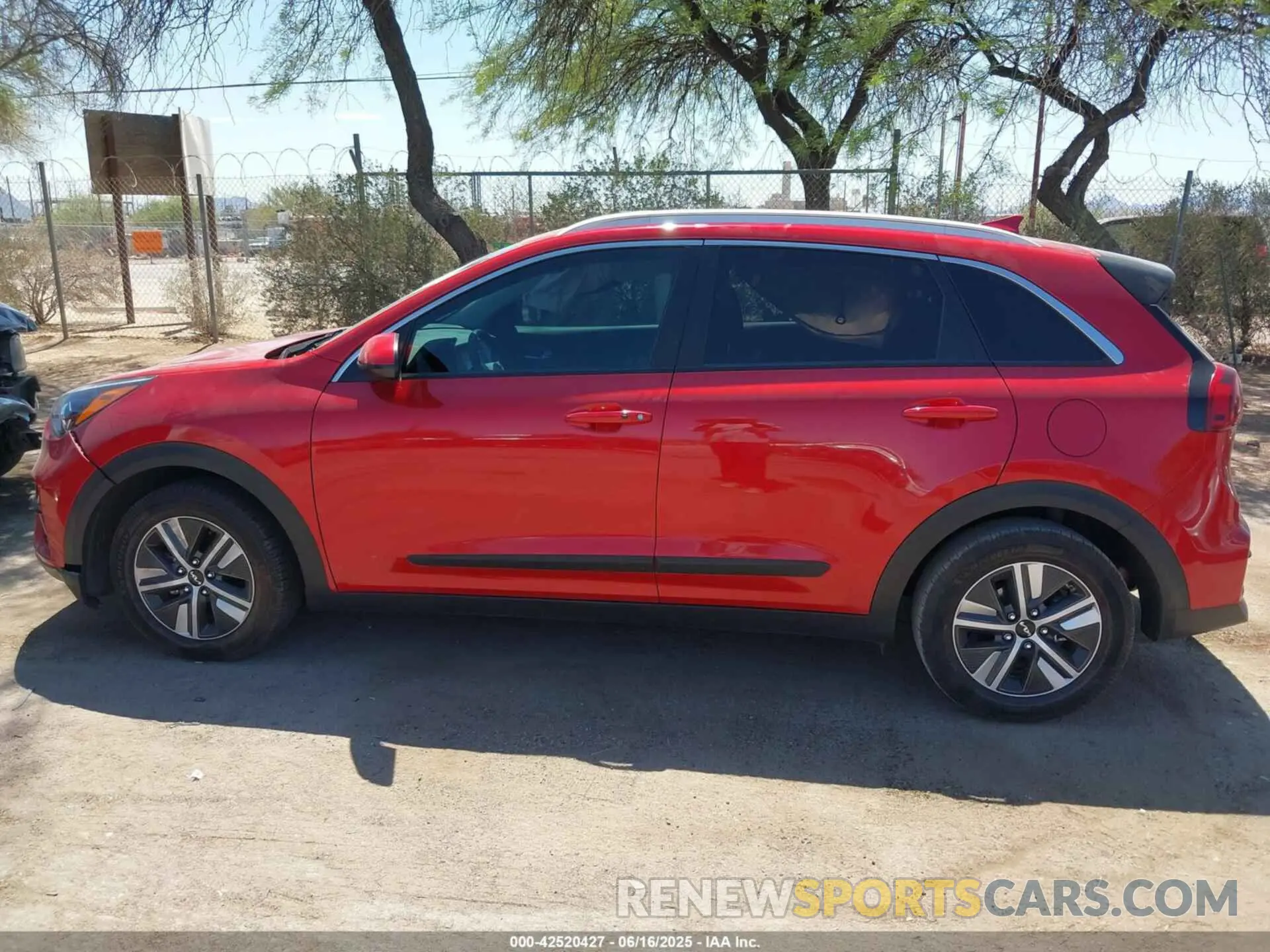 14 Photograph of a damaged car KNDCB3LC0N5548587 KIA NIRO 2022