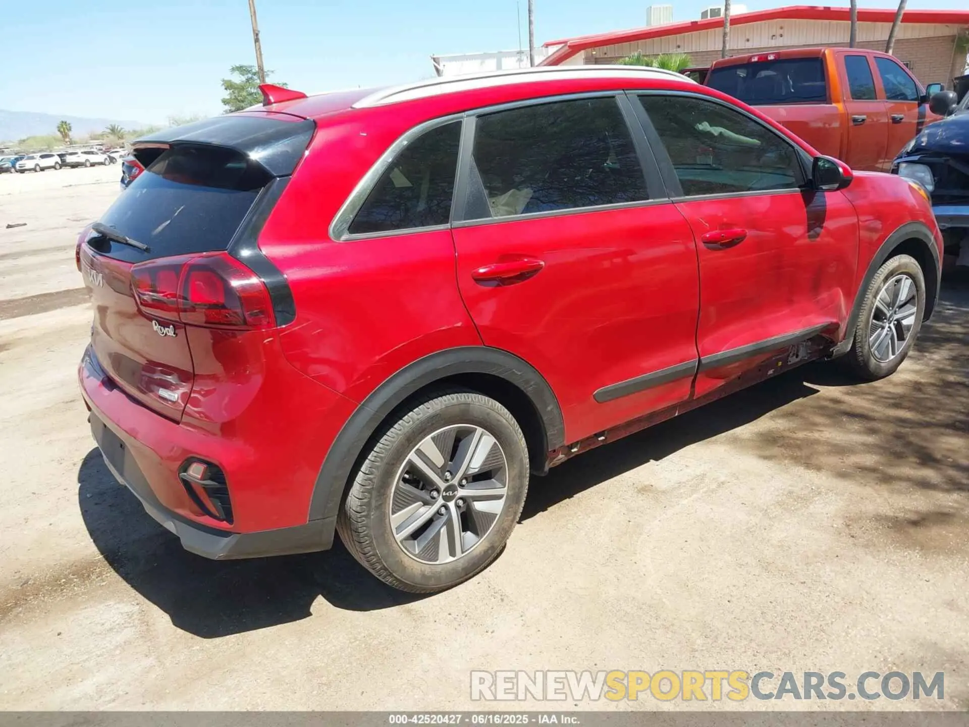 4 Photograph of a damaged car KNDCB3LC0N5548587 KIA NIRO 2022