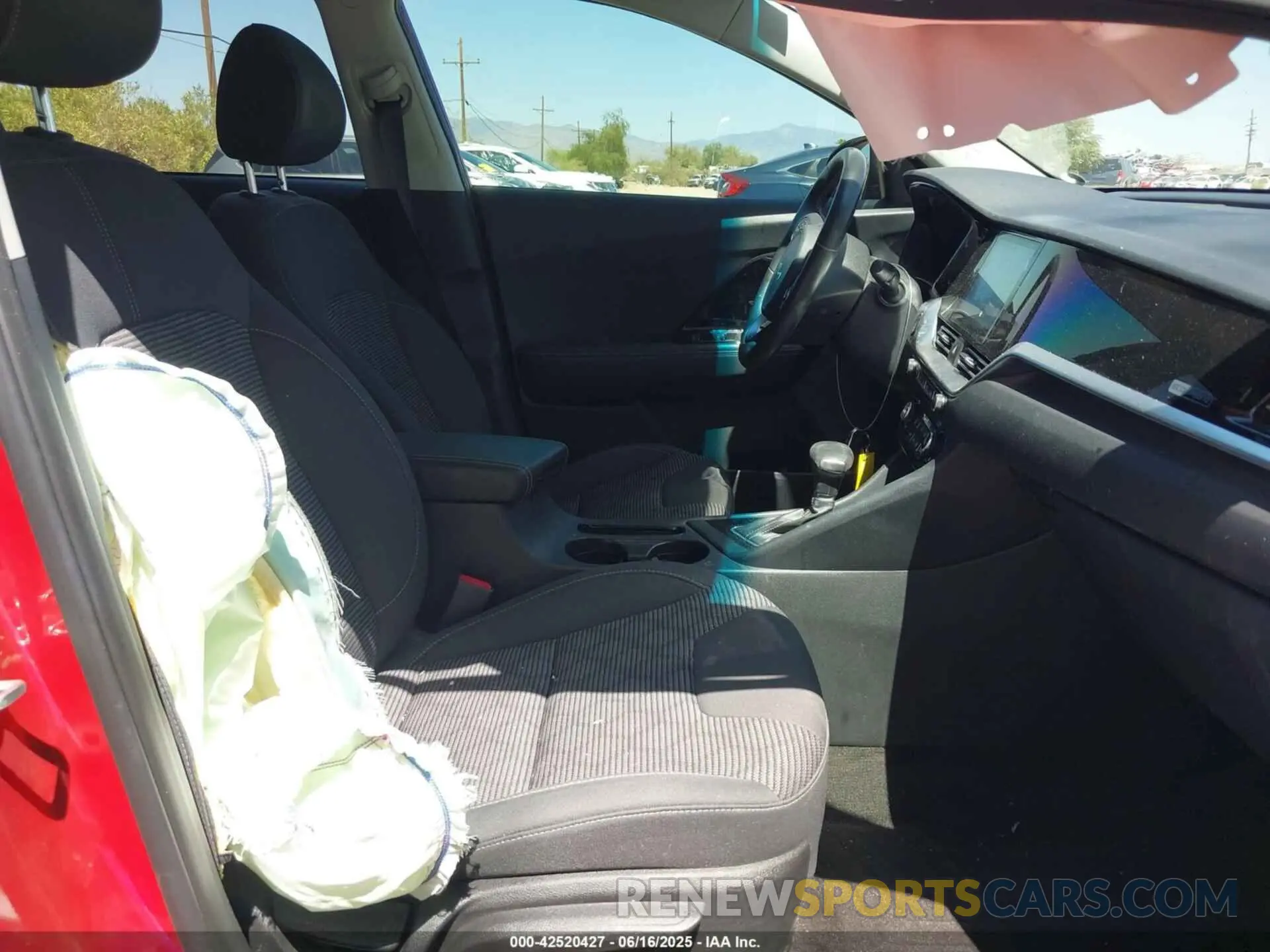5 Photograph of a damaged car KNDCB3LC0N5548587 KIA NIRO 2022