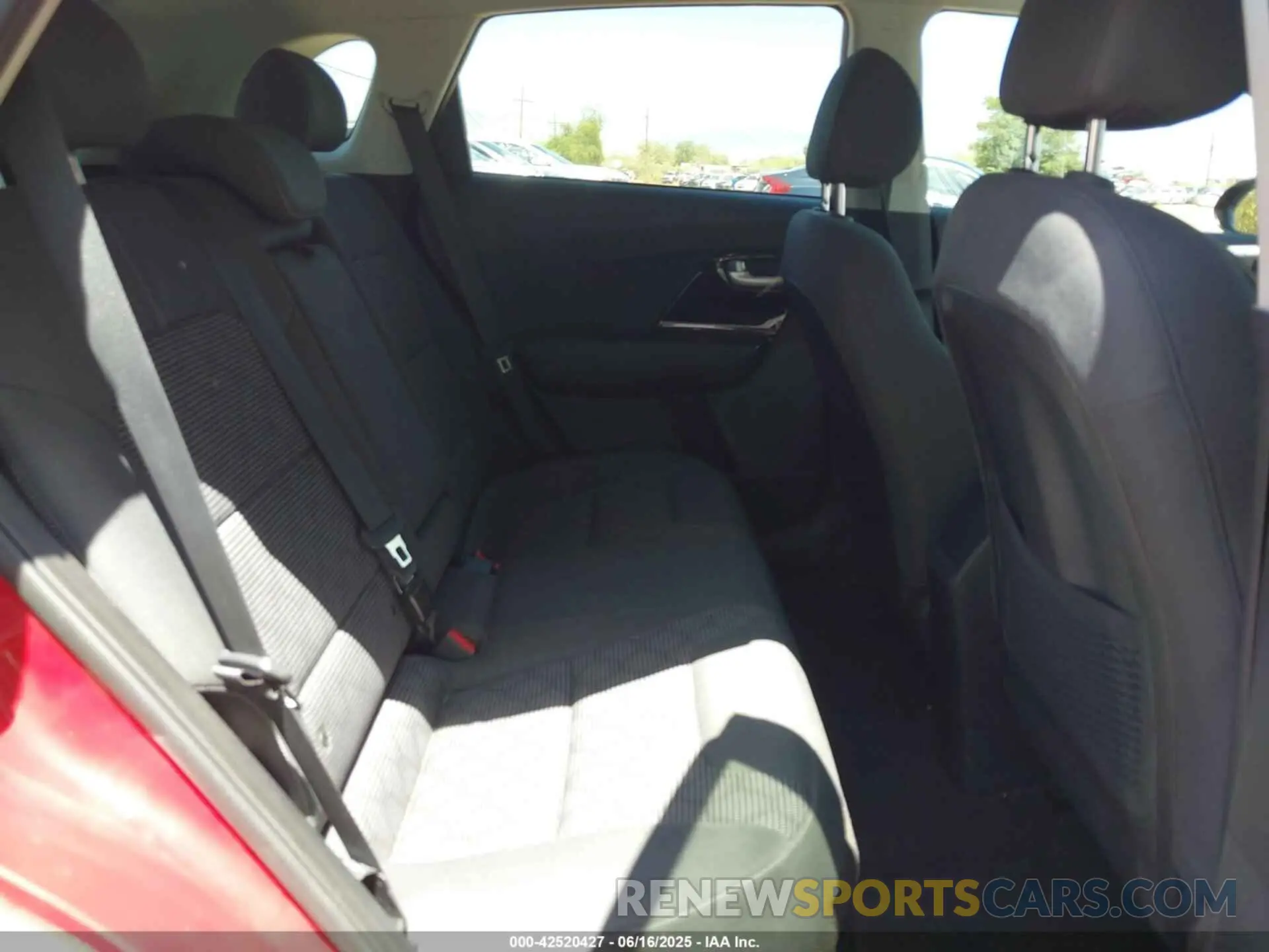 8 Photograph of a damaged car KNDCB3LC0N5548587 KIA NIRO 2022