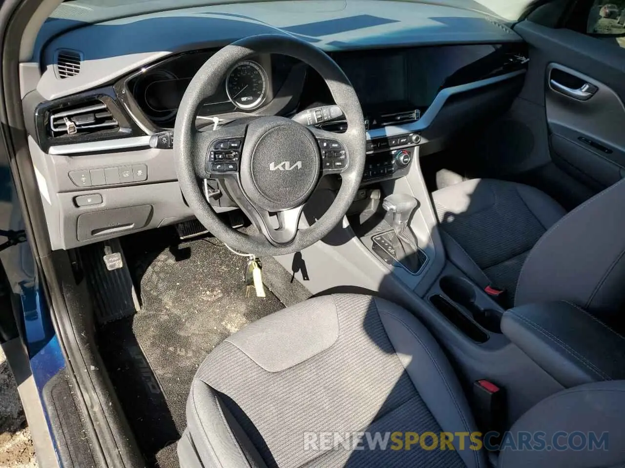 8 Photograph of a damaged car KNDCB3LC1N5532916 KIA NIRO 2022