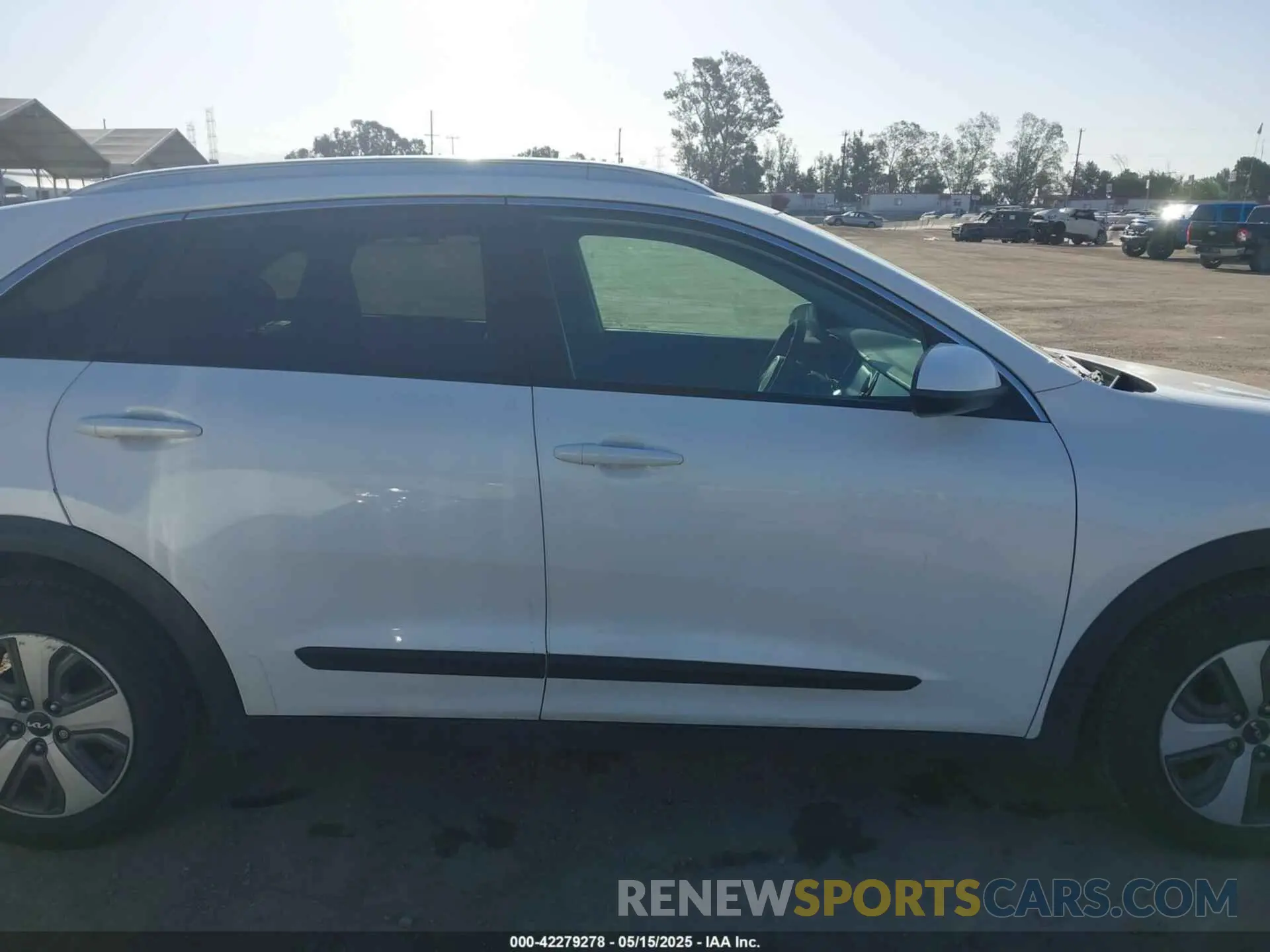 14 Photograph of a damaged car KNDCB3LC2N5519141 KIA NIRO 2022