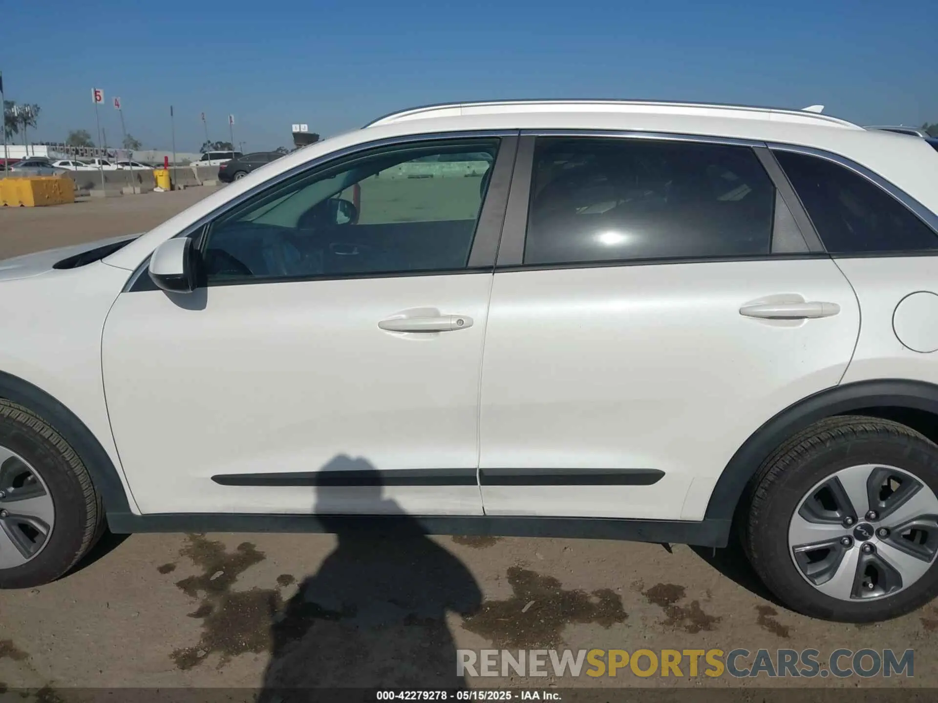 15 Photograph of a damaged car KNDCB3LC2N5519141 KIA NIRO 2022