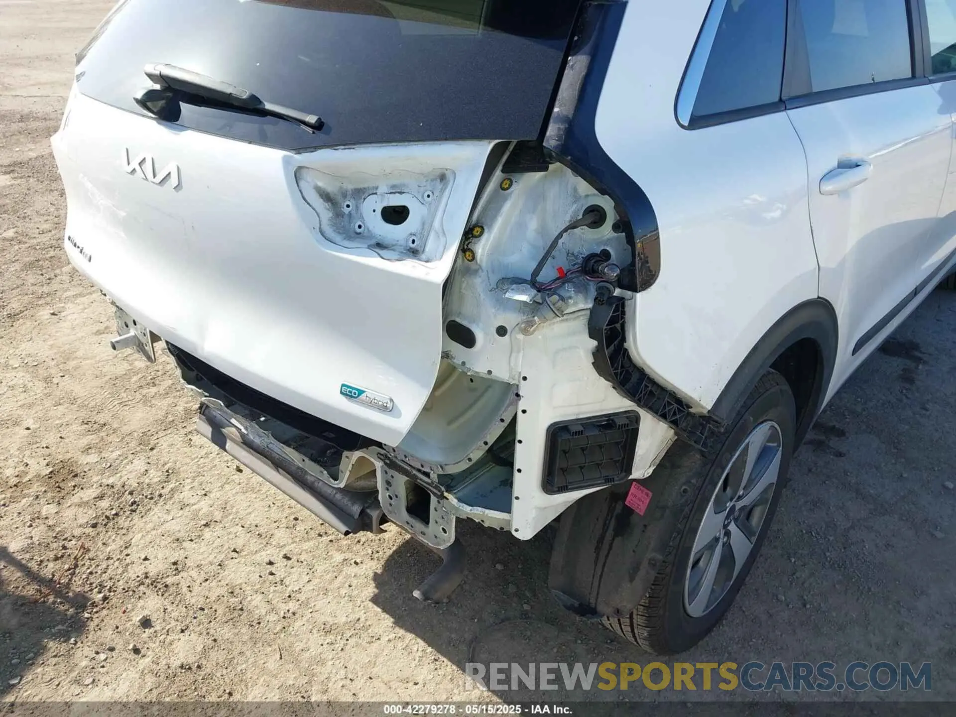 18 Photograph of a damaged car KNDCB3LC2N5519141 KIA NIRO 2022