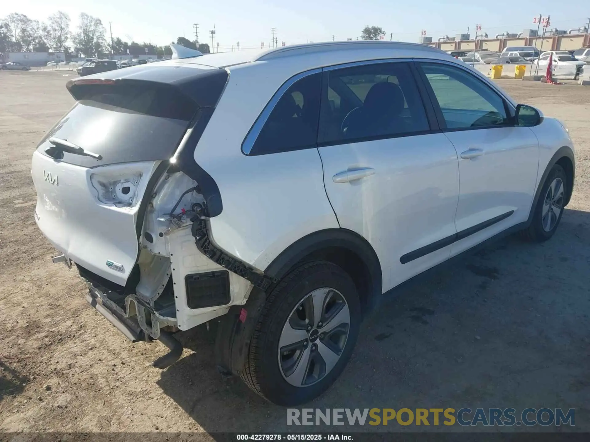 4 Photograph of a damaged car KNDCB3LC2N5519141 KIA NIRO 2022