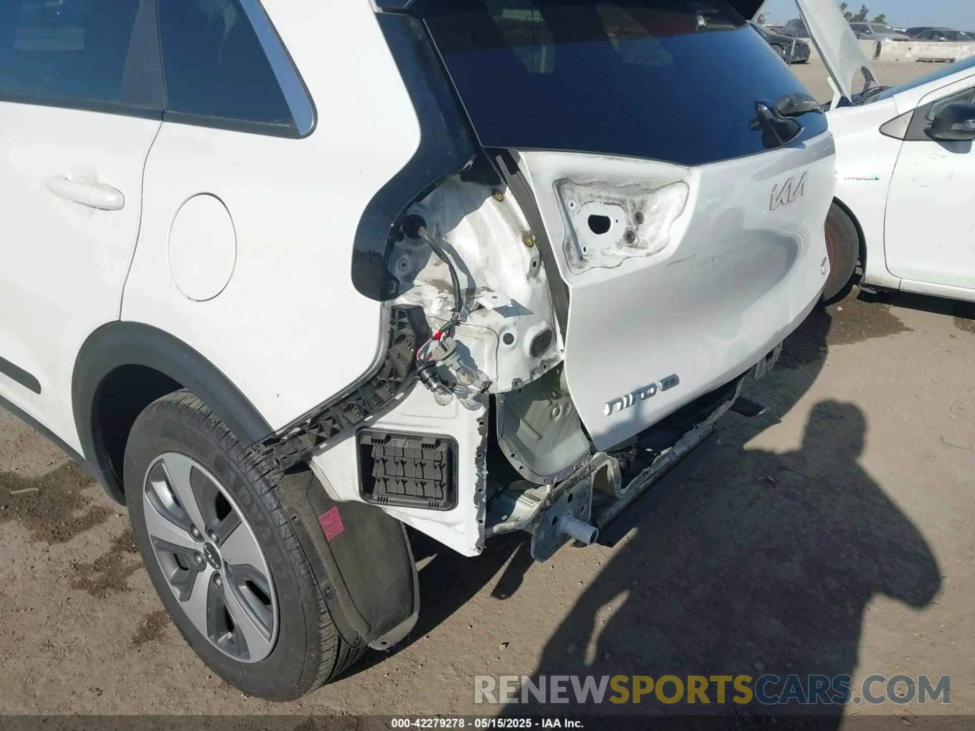 6 Photograph of a damaged car KNDCB3LC2N5519141 KIA NIRO 2022